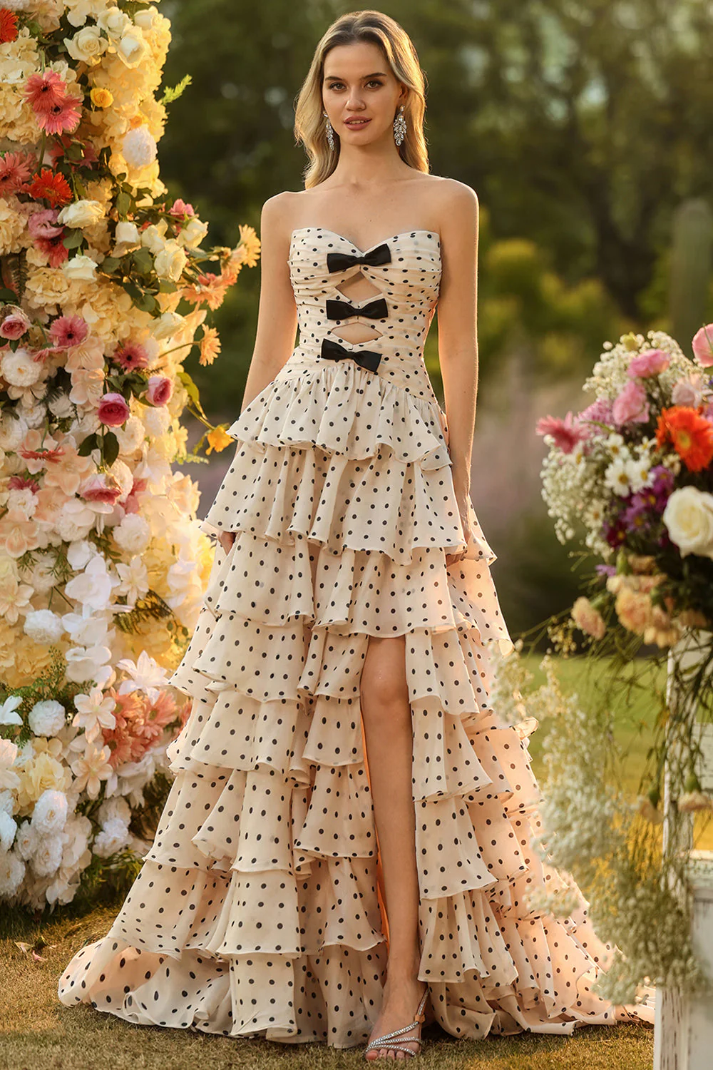 Robe longue de bal à poches noires abricot à points noirs A sans bustier découpée à volants avec fente