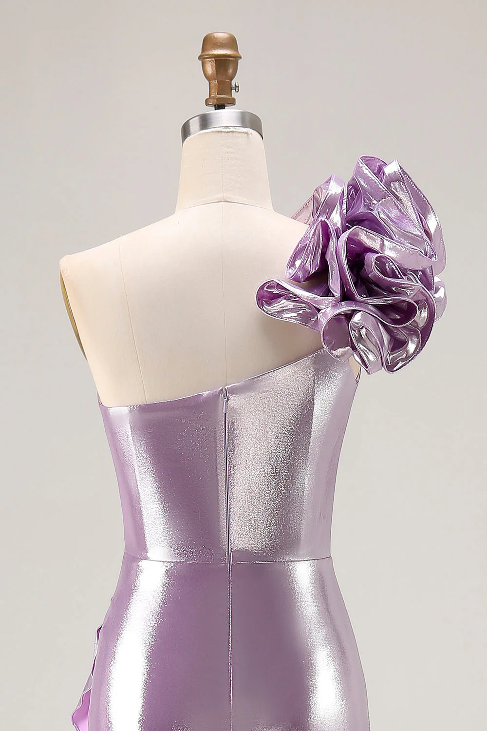 Robe de soirée longue à une épaule lilas métallisé avec détail à volants drapés - Image 6