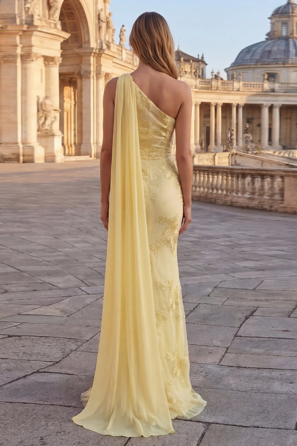 Robe longue de bal brodée fleurie en sirène jaune avec une cape latérale - Image 2