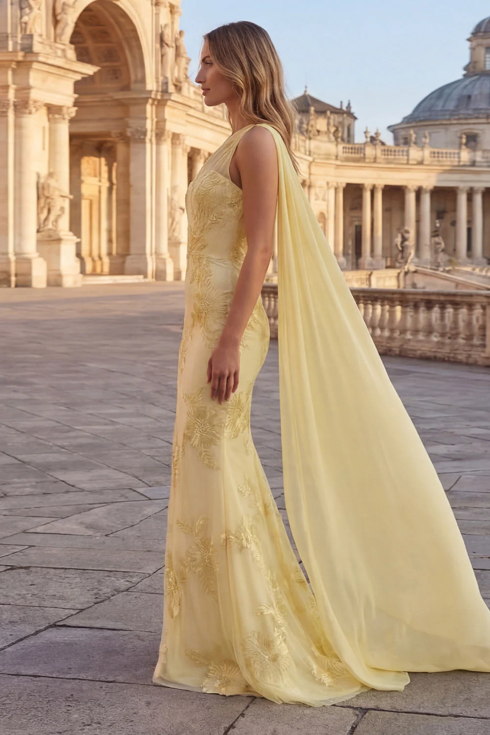 Robe longue de bal brodée fleurie en sirène jaune avec une cape latérale - Image 3