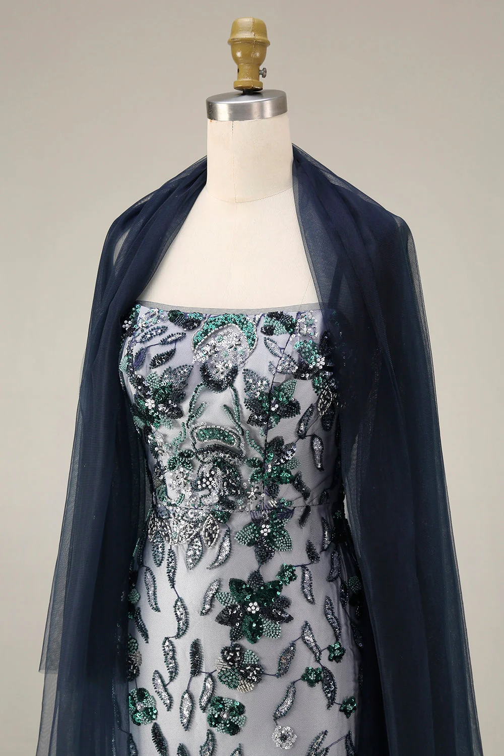 Robe longue de bal en broderie florale ombré à sequins avec châle en tulle - Image 10