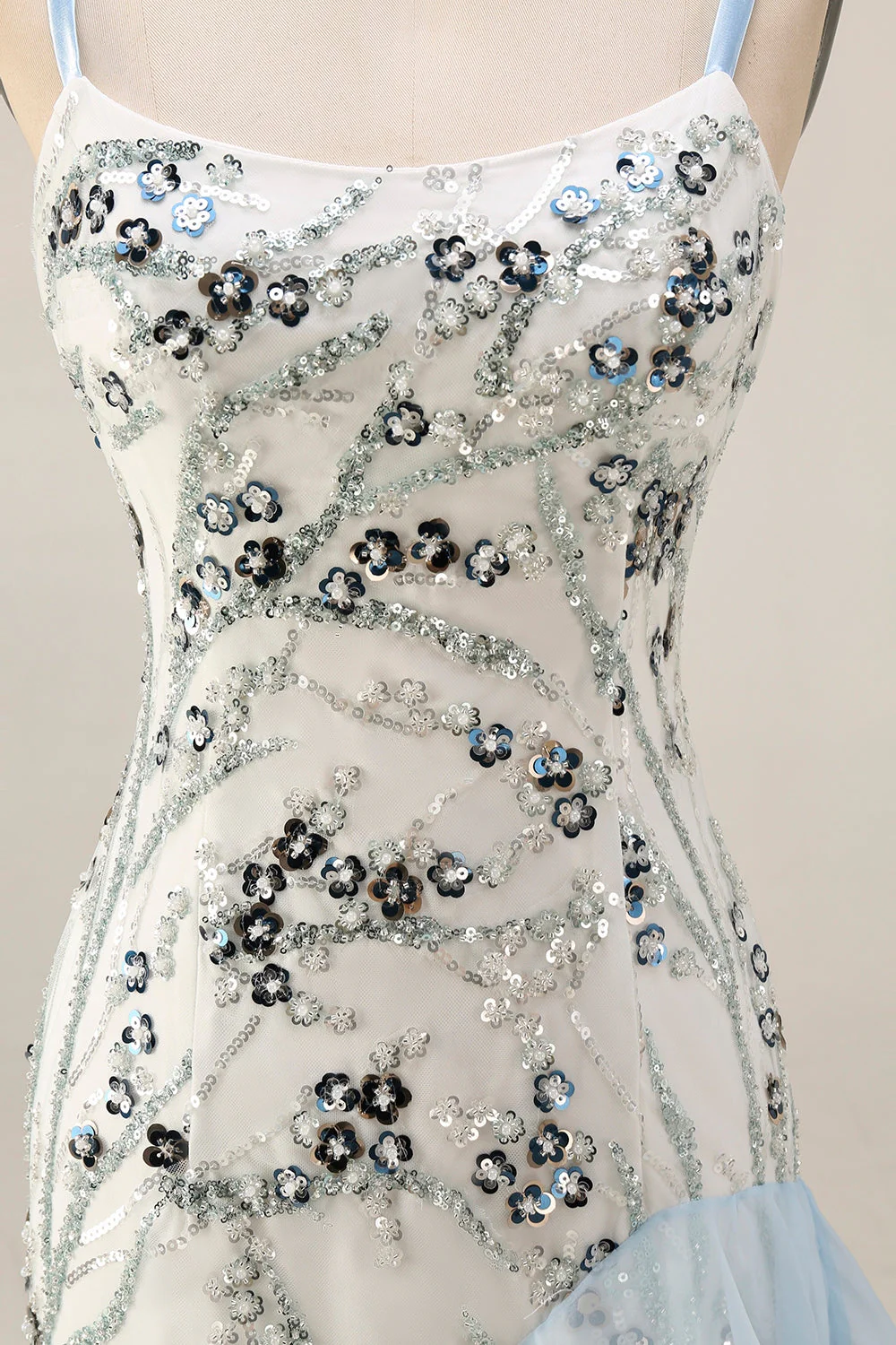 Robe longue de bal en forme de sirène bleu clair à sequins avec volants - Image 7