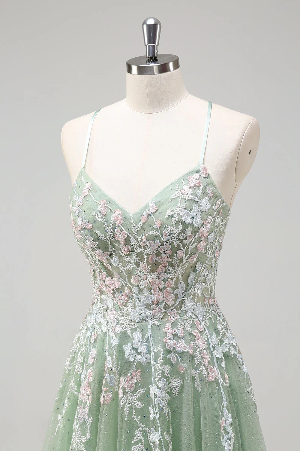 Robe de soirée longue en tulle à bretelles spaghetti et coupe trapèze Sage avec applications - Image 8