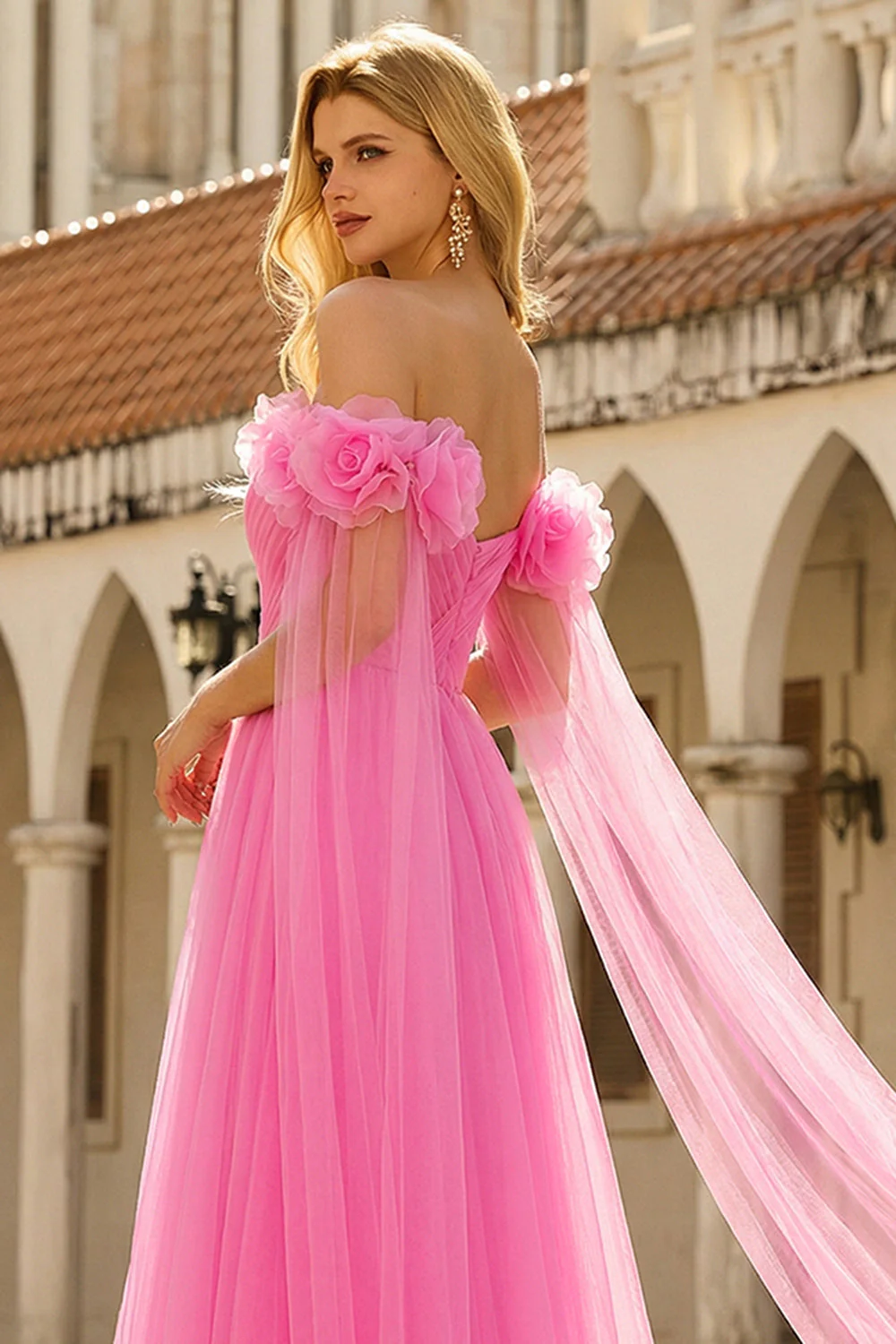 Robe longue de bal en tulle plissé à plis à l’épaule décalée rose vif avec serpentin - Image 4