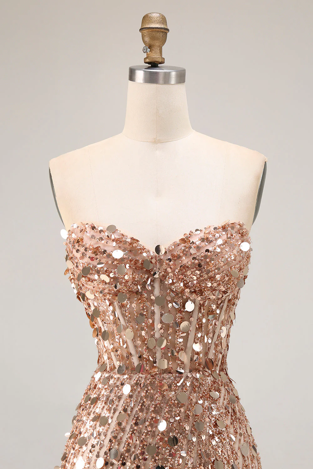 Robe de soirée dorée scintillante sans bretelles avec fente - Image 12