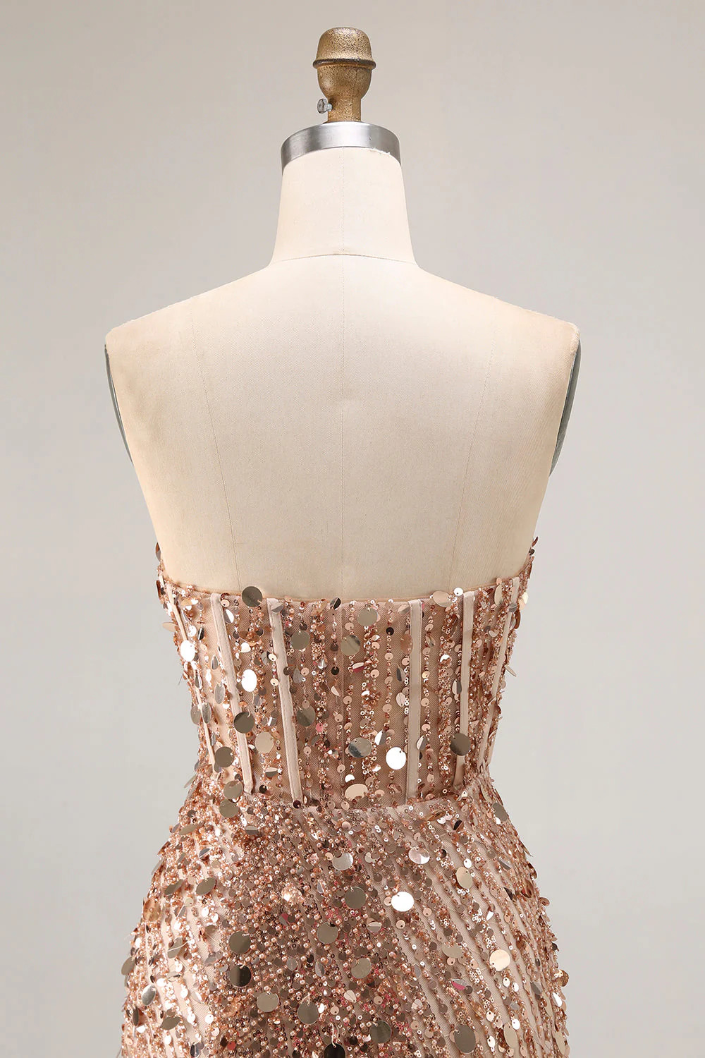 Robe de soirée dorée scintillante sans bretelles avec fente - Image 13