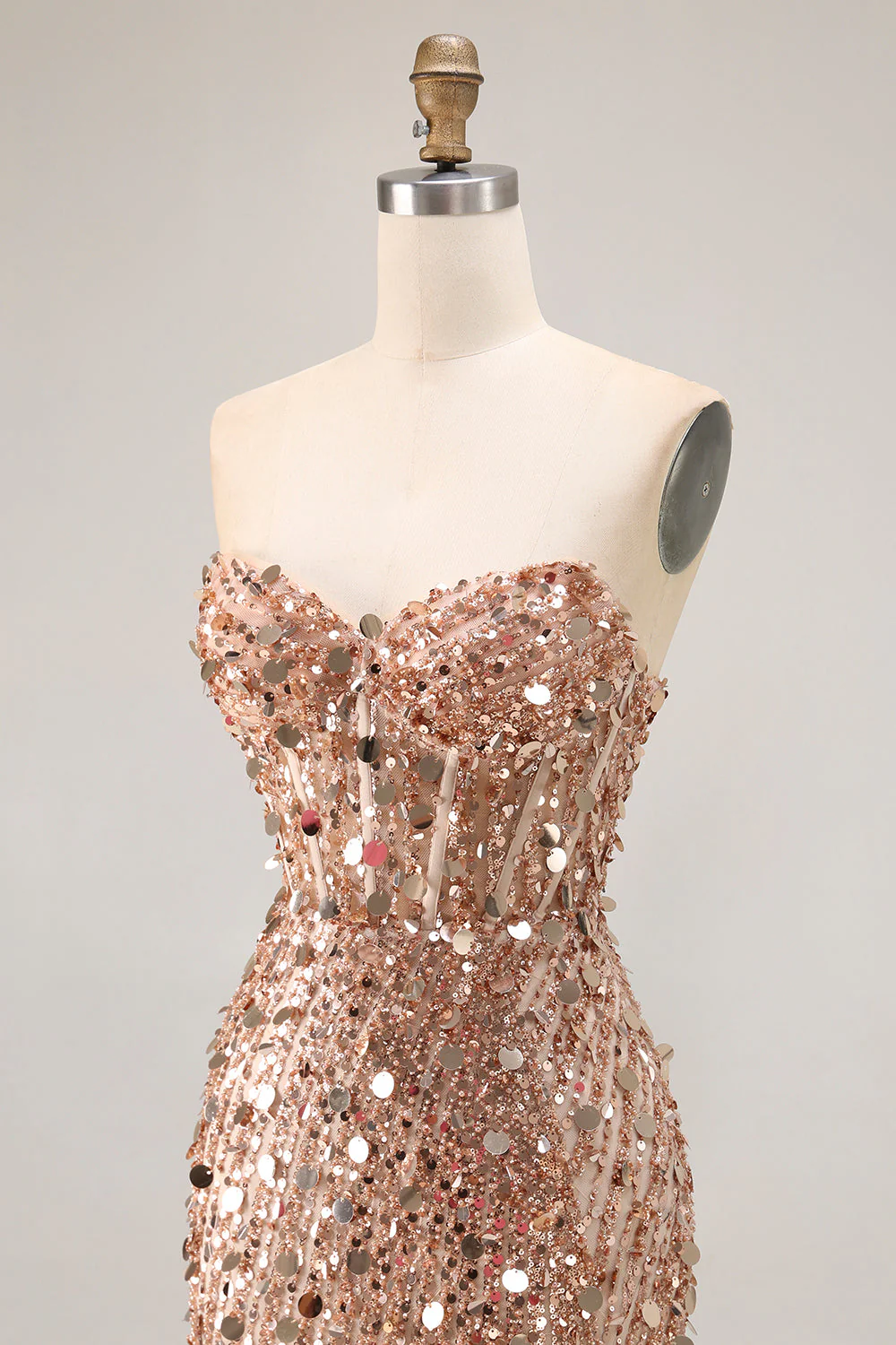 Robe de soirée dorée scintillante sans bretelles avec fente - Image 14