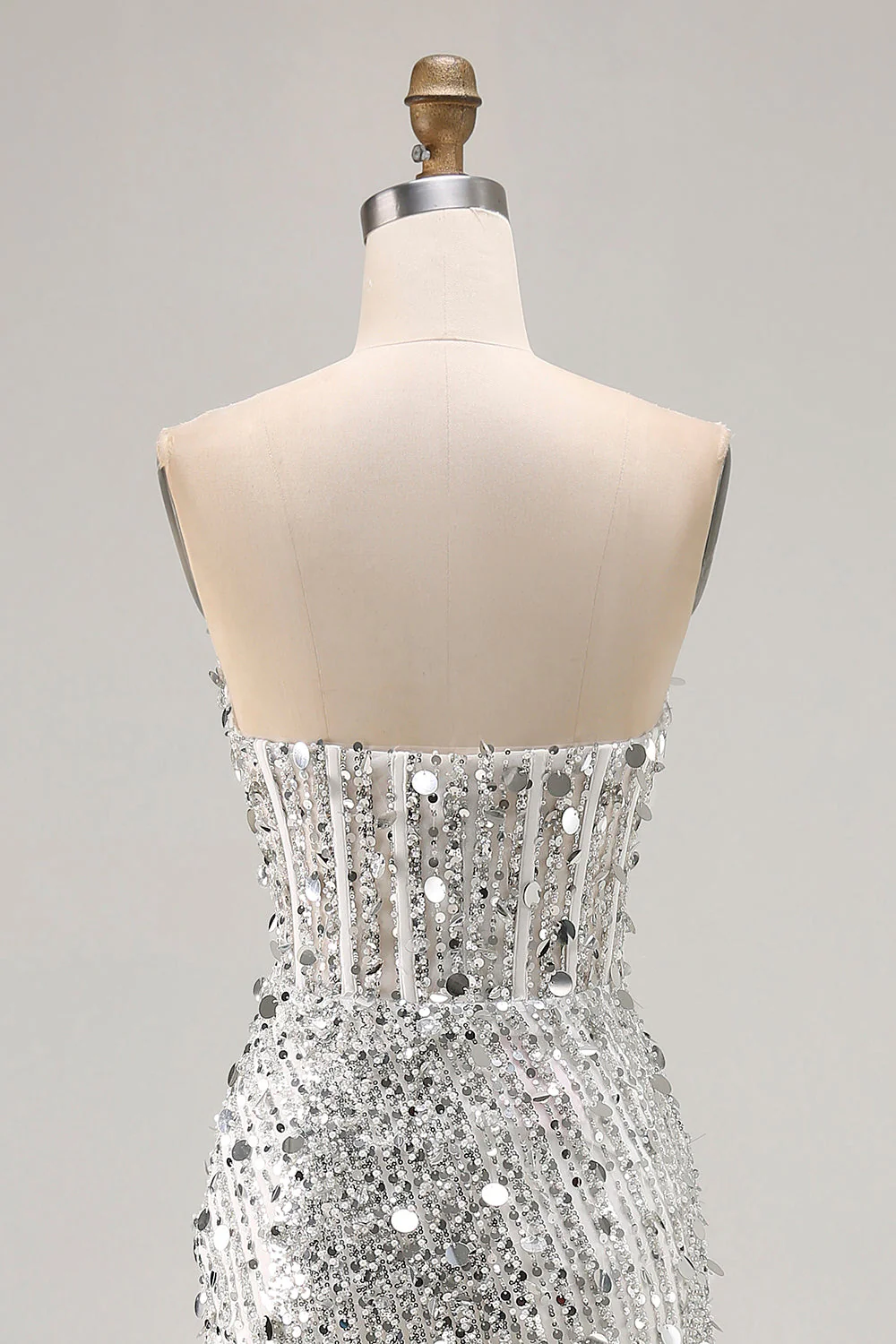 Robe de soirée dorée scintillante sans bretelles avec fente - Image 19