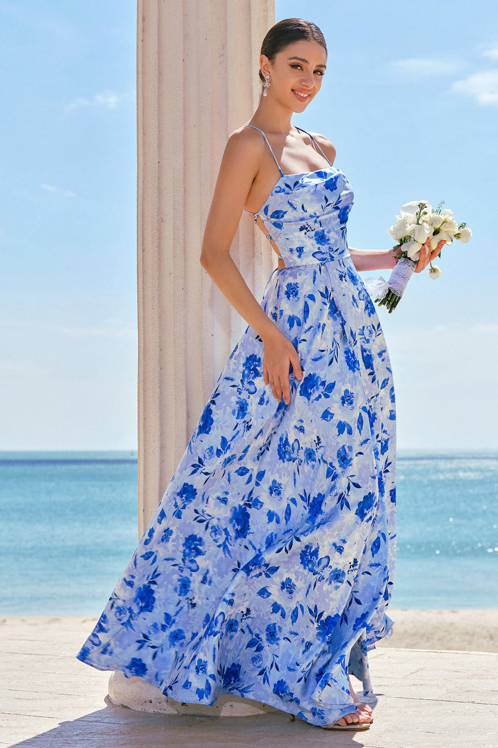 Robe longue de demoiselle d’honneur à bretelles spaghetti florales bleues avec fente - Image 5