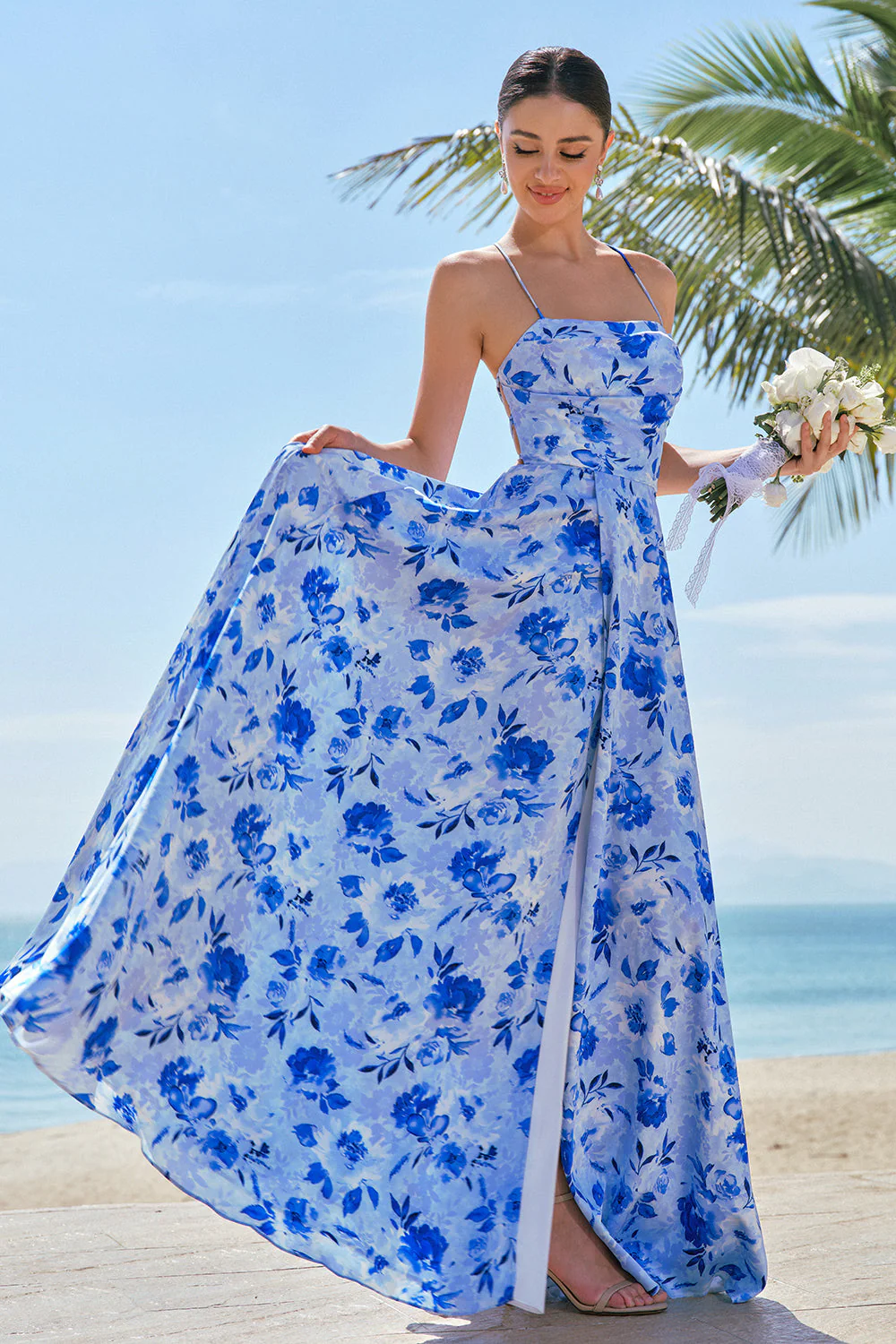 Robe longue de demoiselle d’honneur à bretelles spaghetti florales bleues avec fente - Image 6