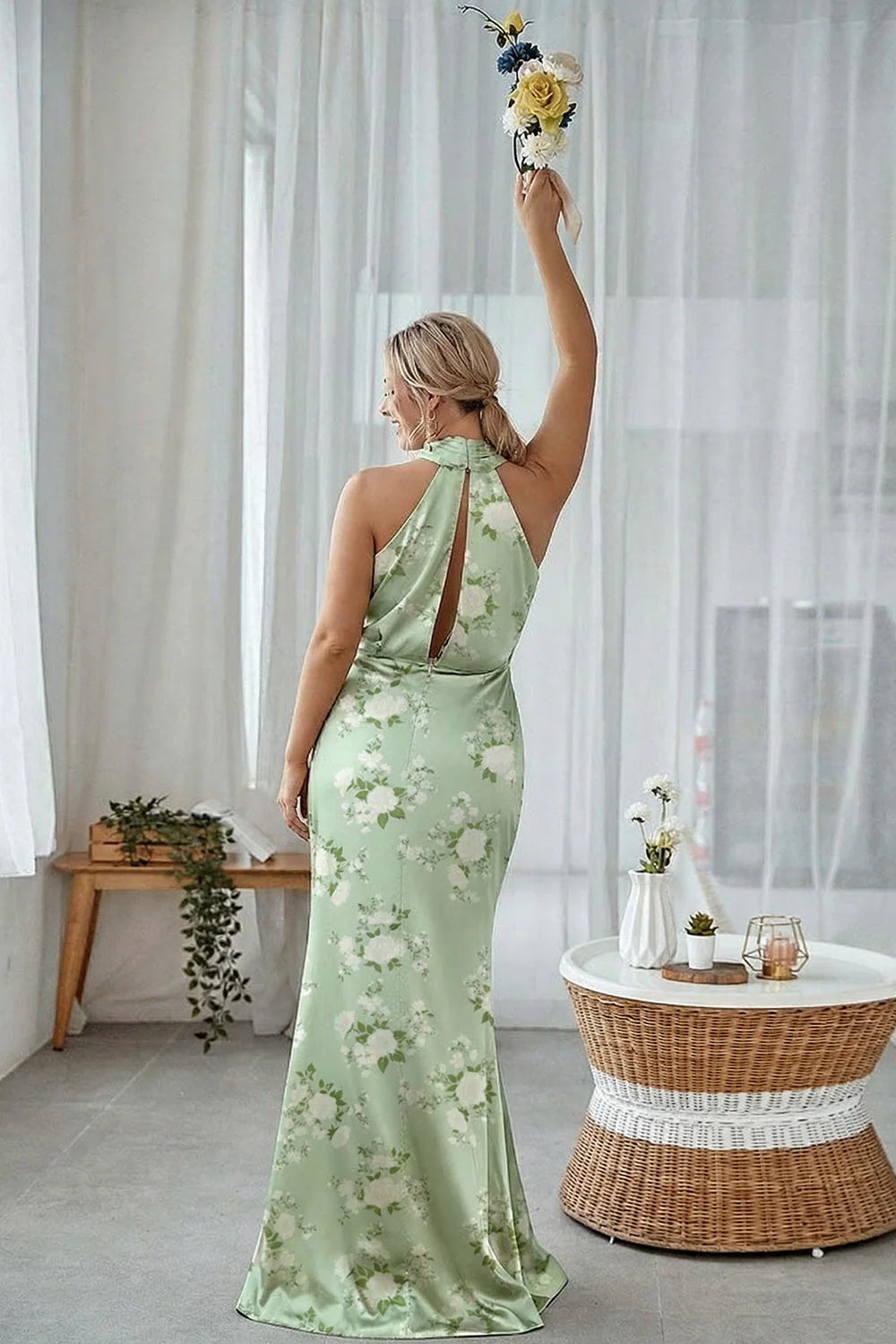 Robe longue de demoiselle d’honneur à motif bleu blanc à dos nus à fourreau - Image 10