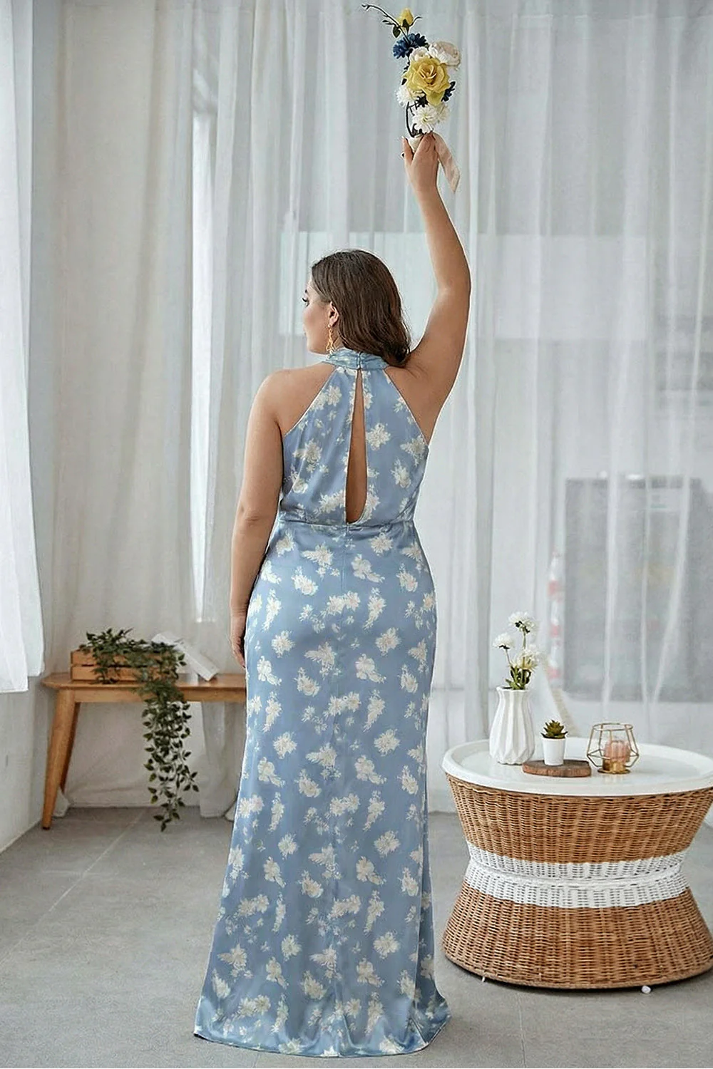 Robe longue de demoiselle d’honneur à motif bleu blanc à dos nus à fourreau - Image 2