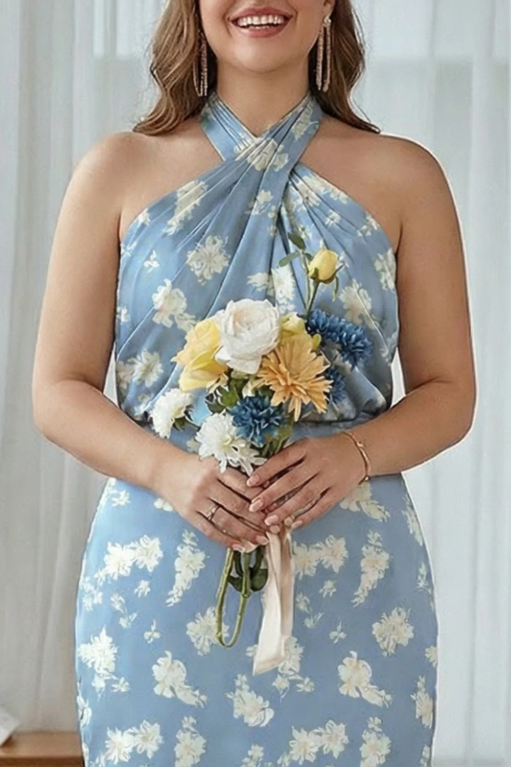 Robe longue de demoiselle d’honneur à motif bleu blanc à dos nus à fourreau - Image 3