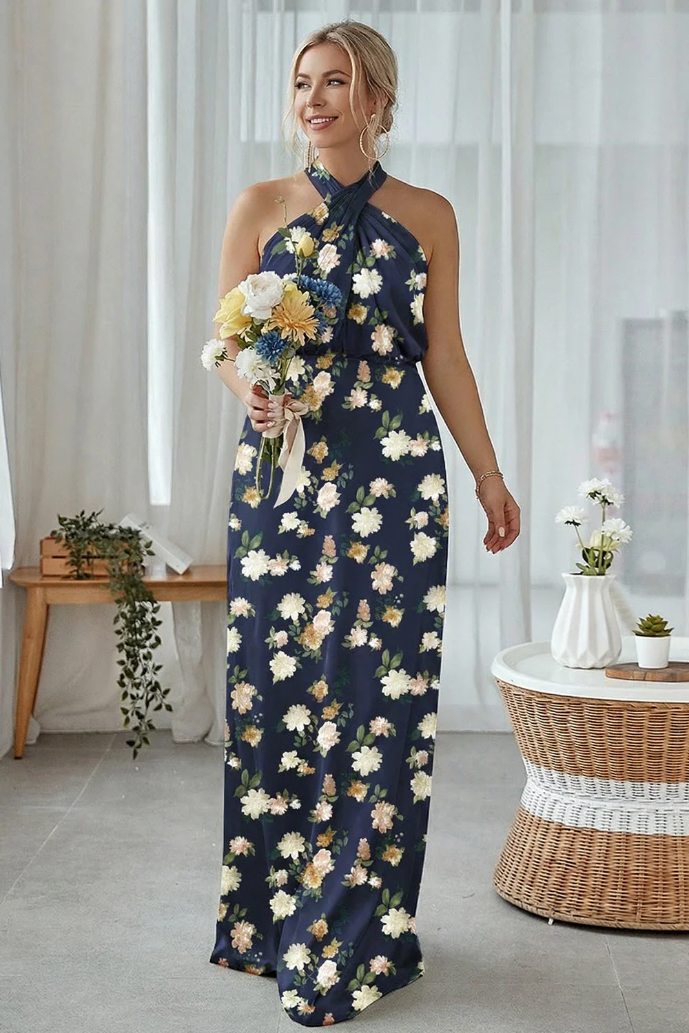 Robe longue de demoiselle d’honneur à motif bleu blanc à dos nus à fourreau - Image 5