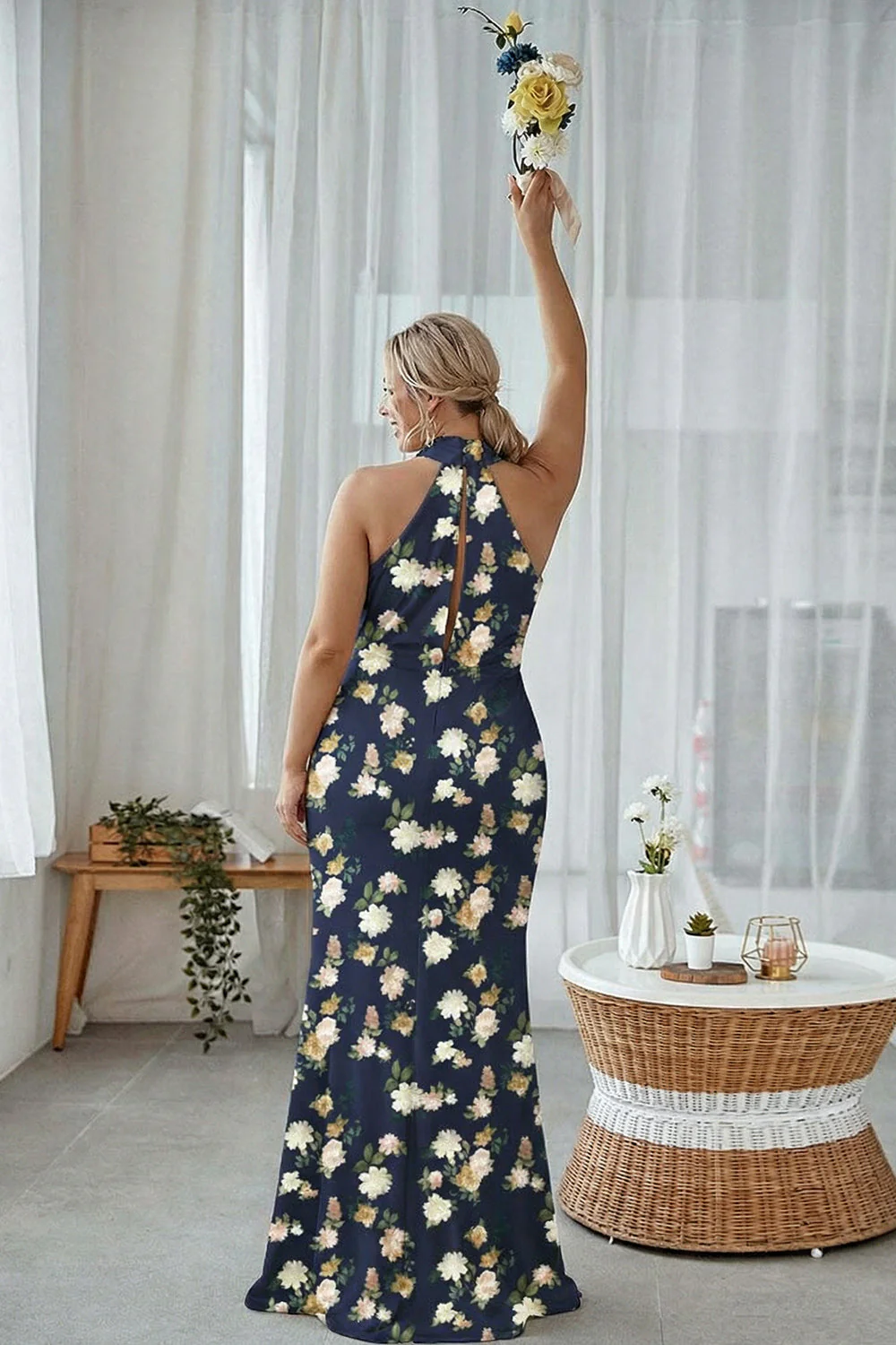 Robe longue de demoiselle d’honneur à motif bleu blanc à dos nus à fourreau - Image 6