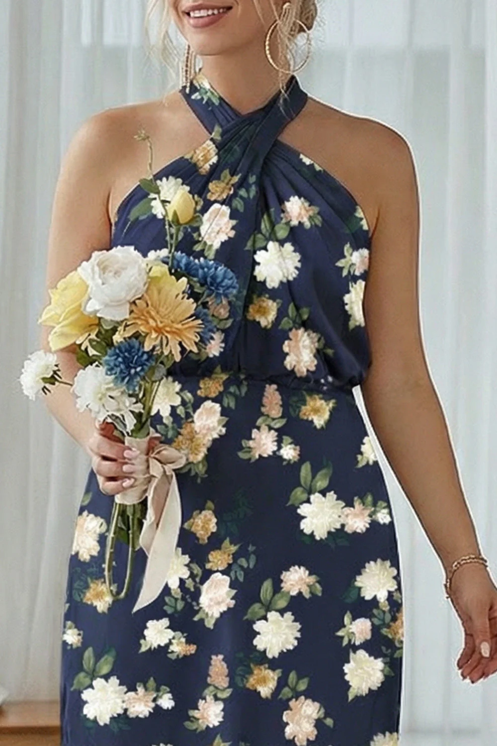Robe longue de demoiselle d’honneur à motif bleu blanc à dos nus à fourreau - Image 7