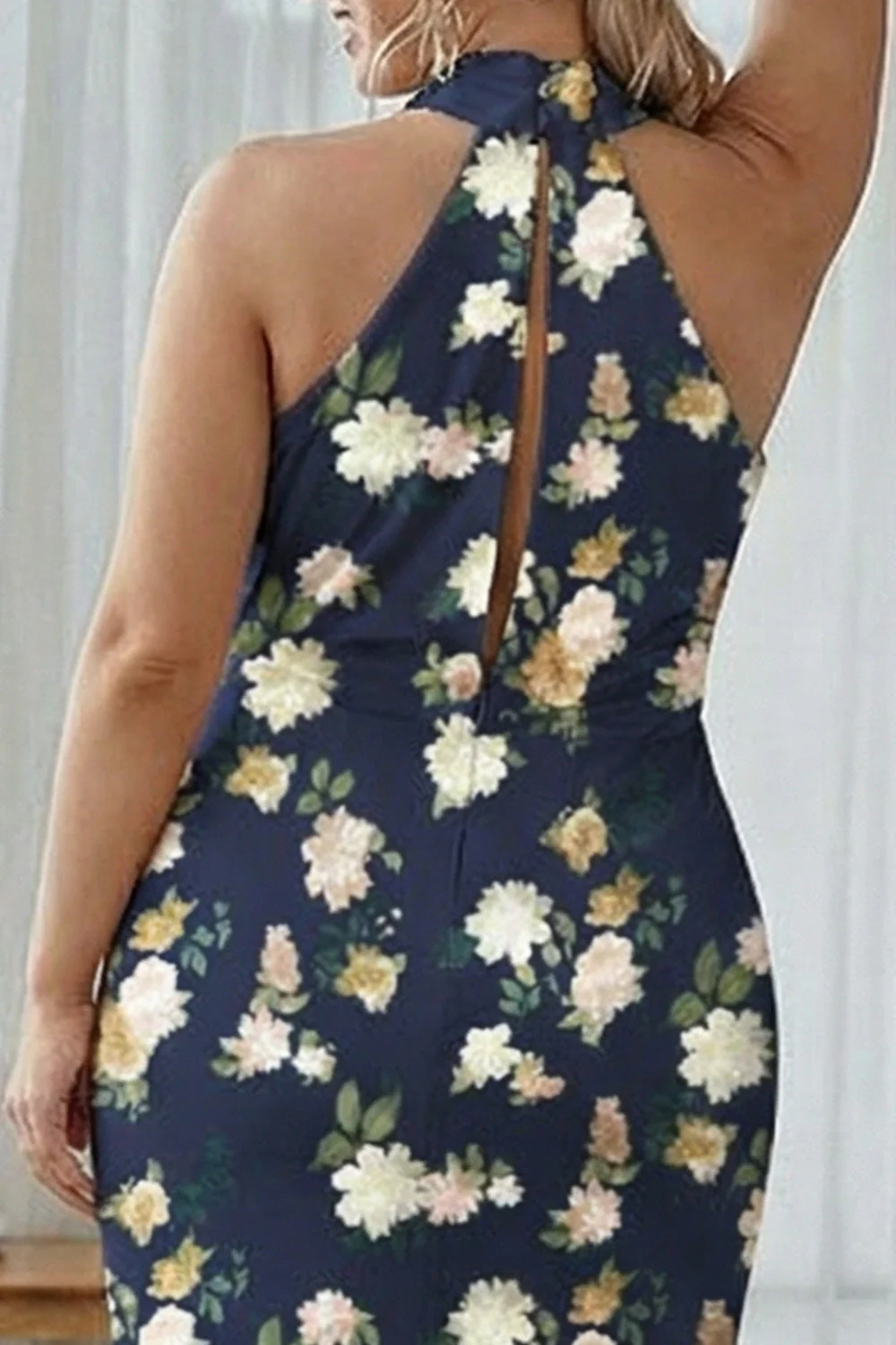 Robe longue de demoiselle d’honneur à motif bleu blanc à dos nus à fourreau - Image 8