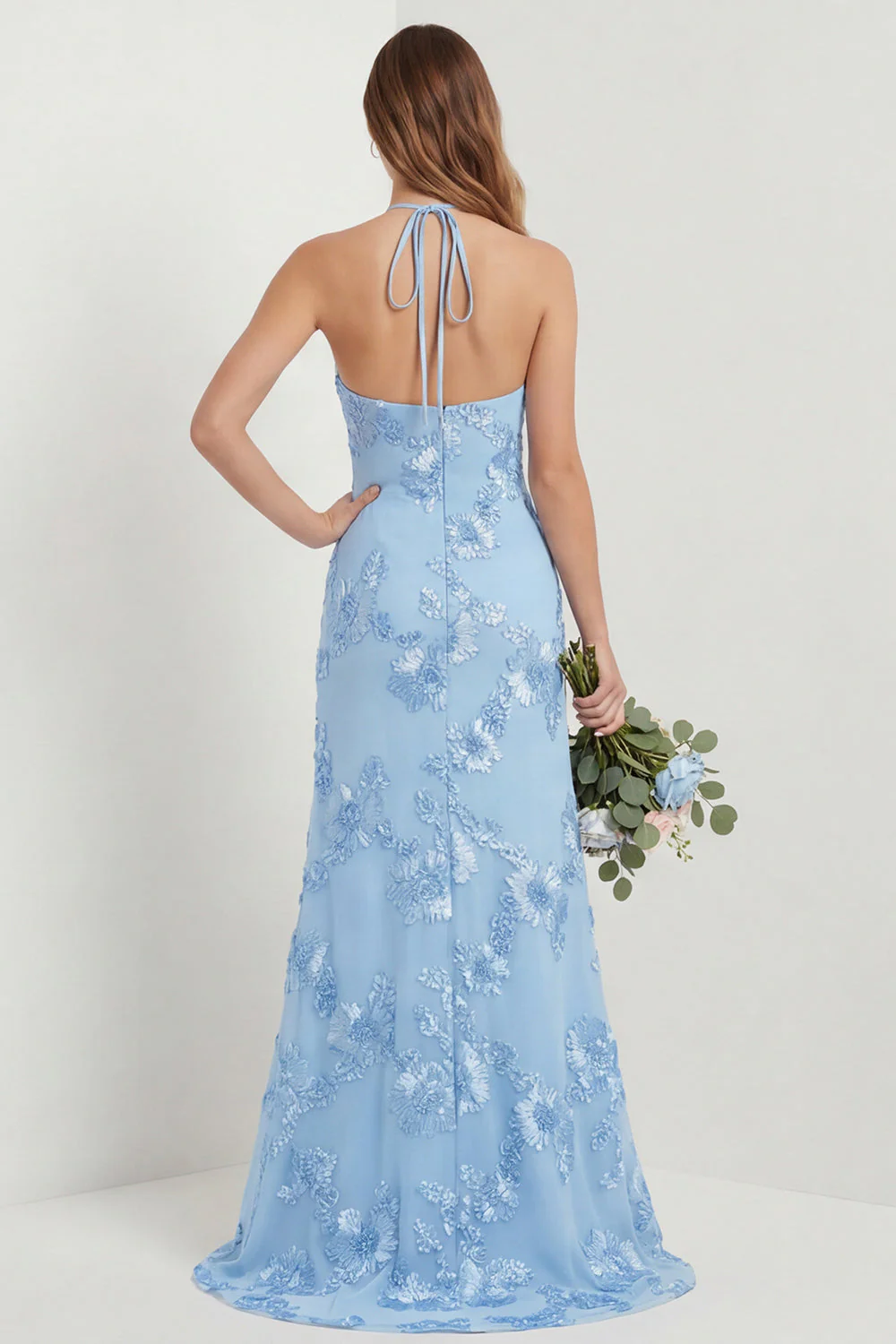 Robe longue de demoiselle d’honneur brodée bleu nuvel bleu clair avec fente - Image 2