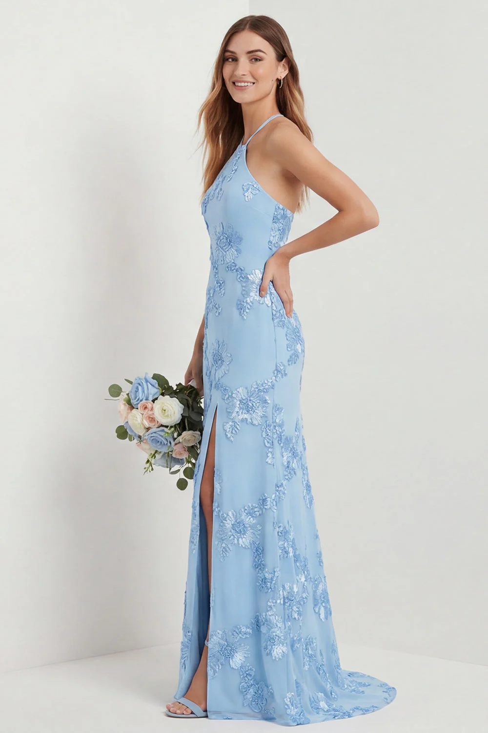 Robe longue de demoiselle d’honneur brodée bleu nuvel bleu clair avec fente - Image 3