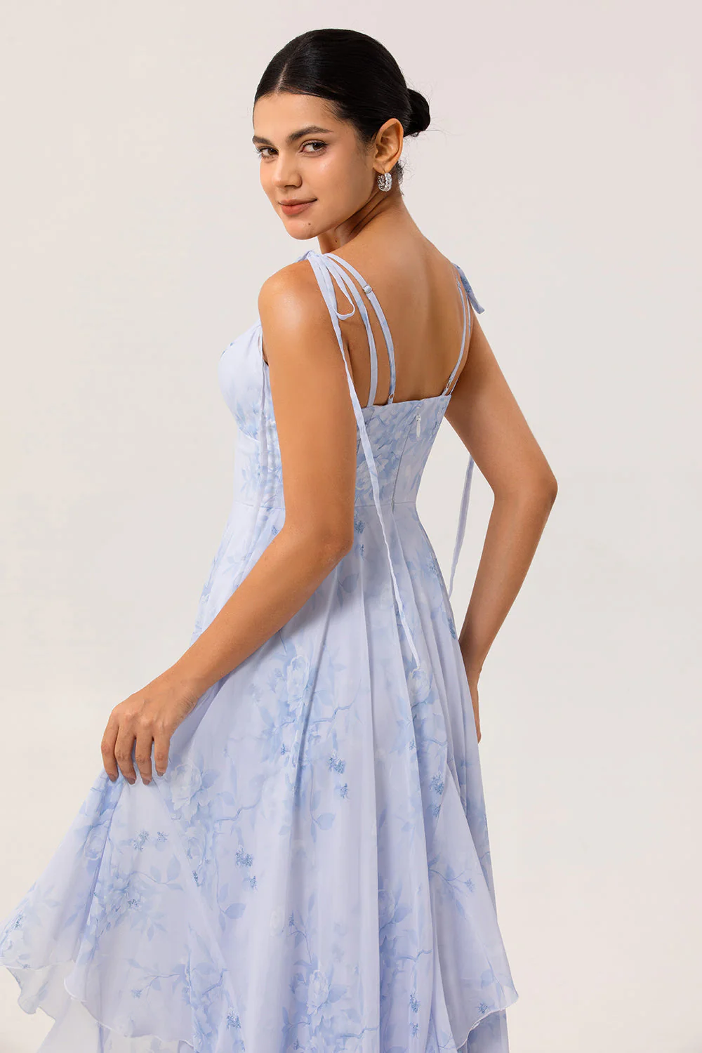 Mousseline de soie bleue Floral Une ligne longue robe de demoiselle d’honneur avec volants - Image 10