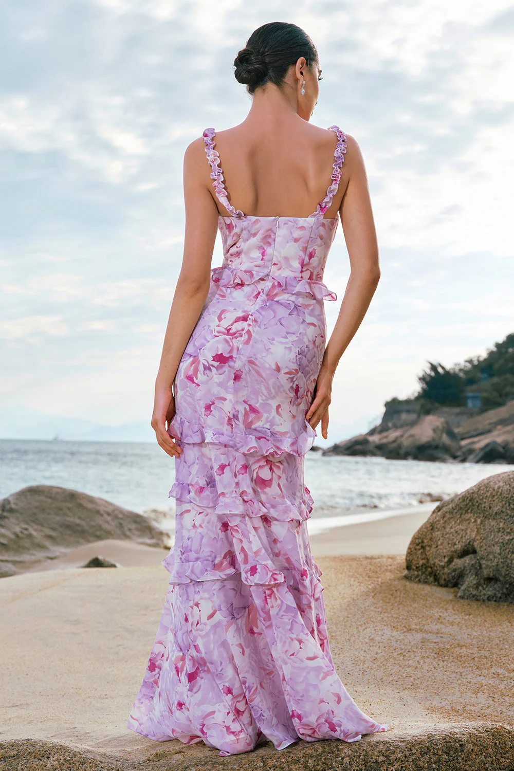 Robe longue de demoiselle d’honneur en mousseline de soie florale violette grise avec volants - Image 2
