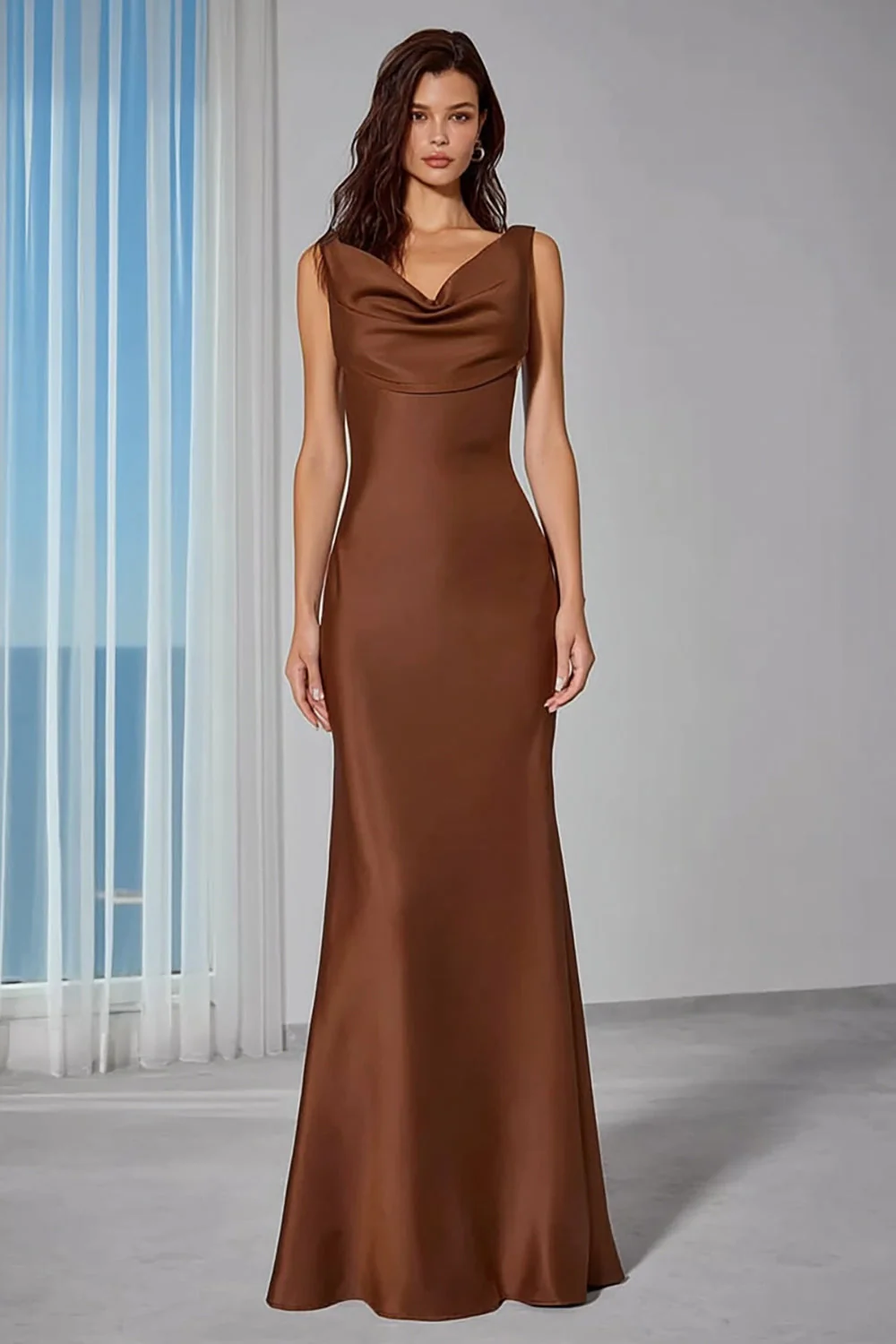 Robe longue de demoiselle d’honneur en satin marron à col collé