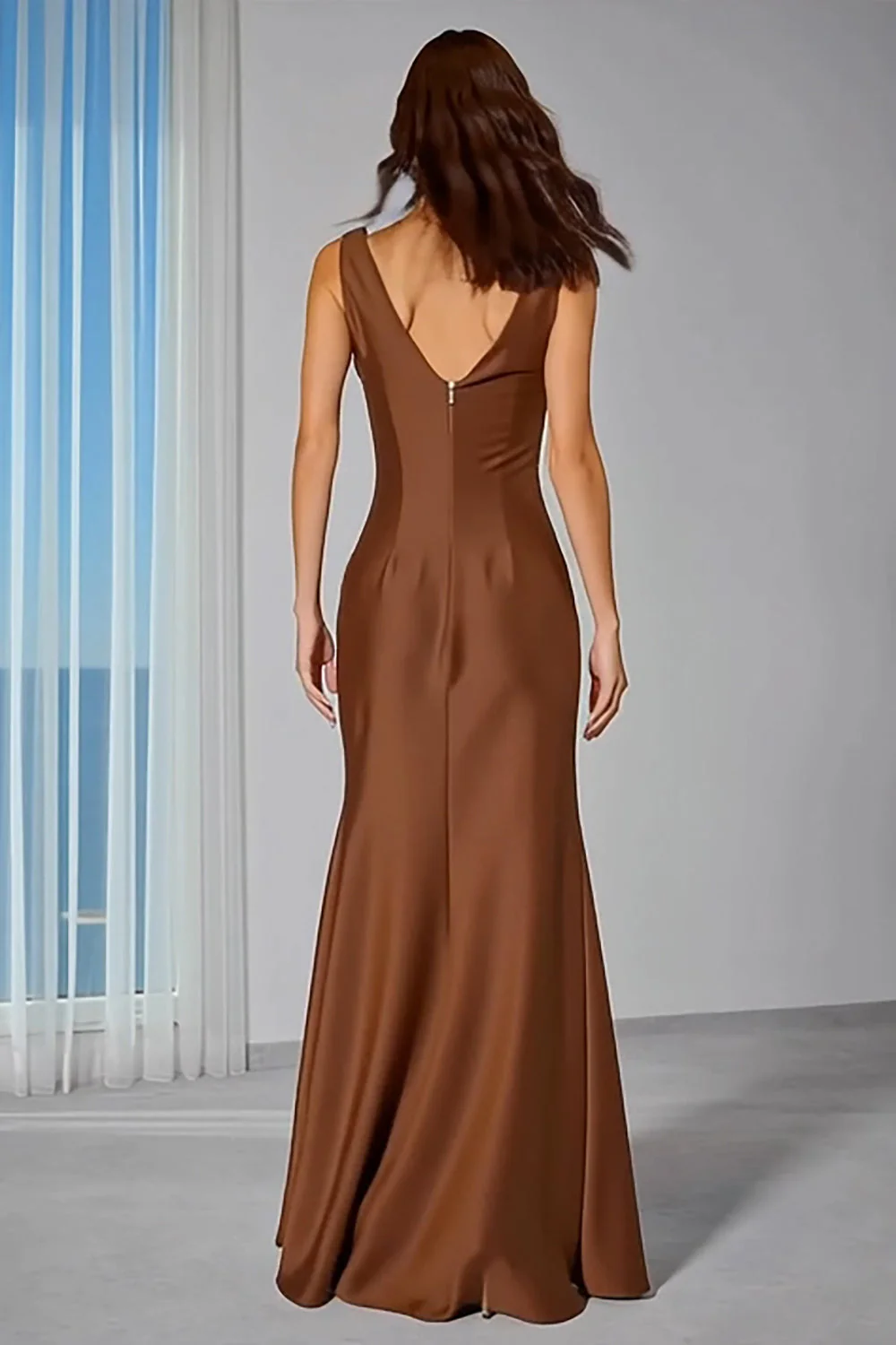 Robe longue de demoiselle d’honneur en satin marron à col collé - Image 2
