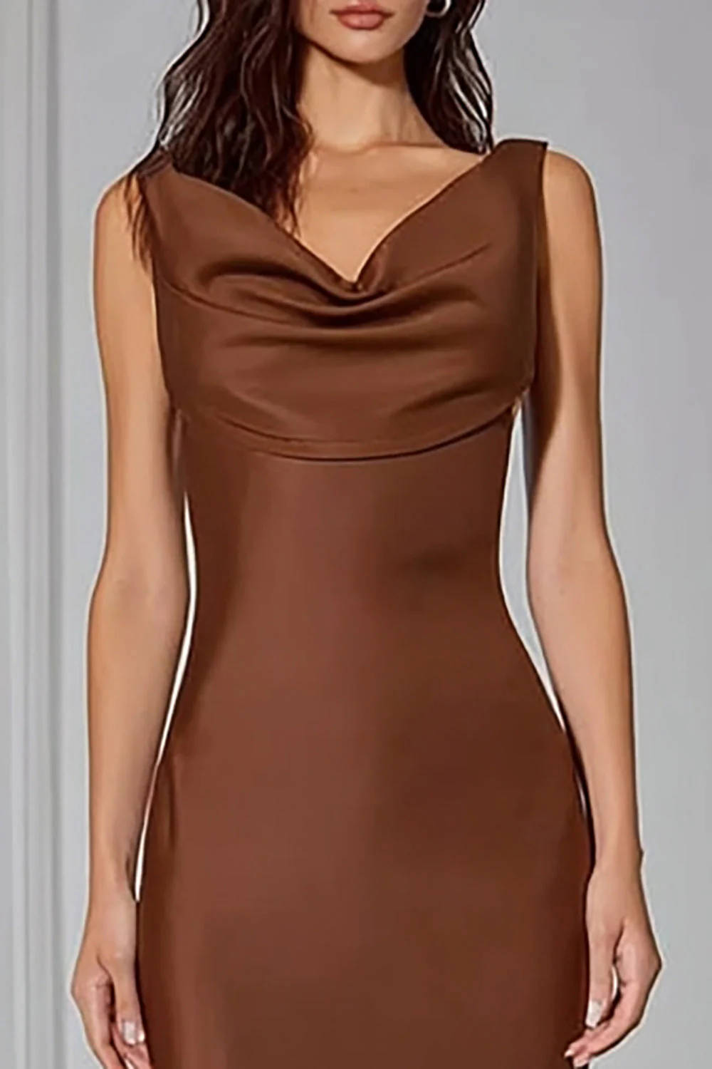 Robe longue de demoiselle d’honneur en satin marron à col collé - Image 3
