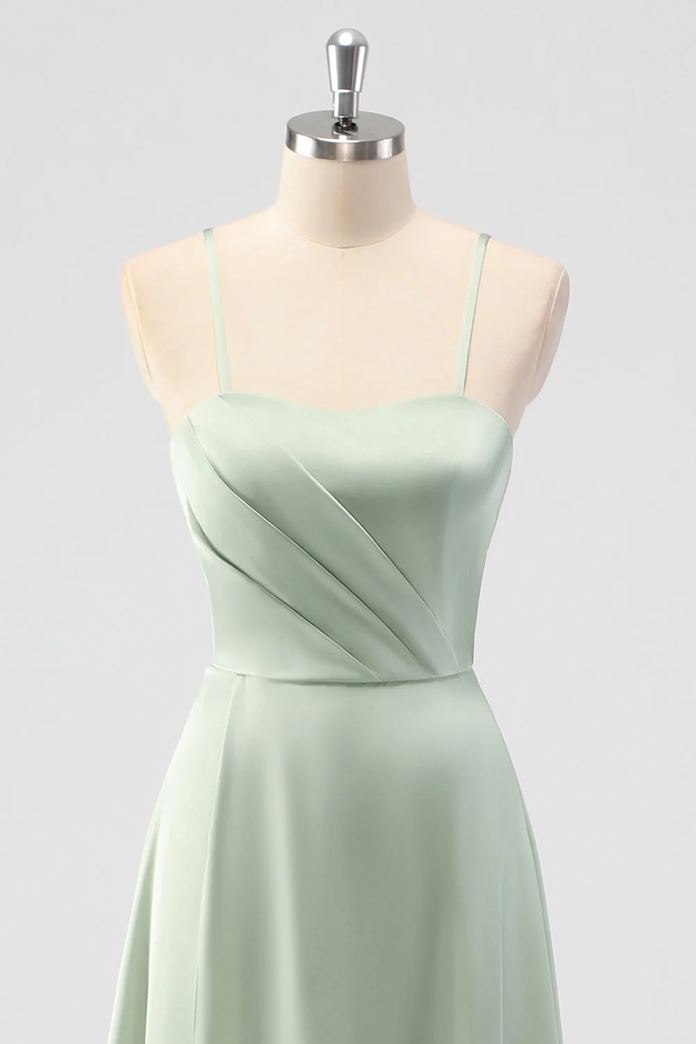 Robe longue de demoiselle d’honneur en satin trapèze à bretelles spaghetti vert sauge - Image 4