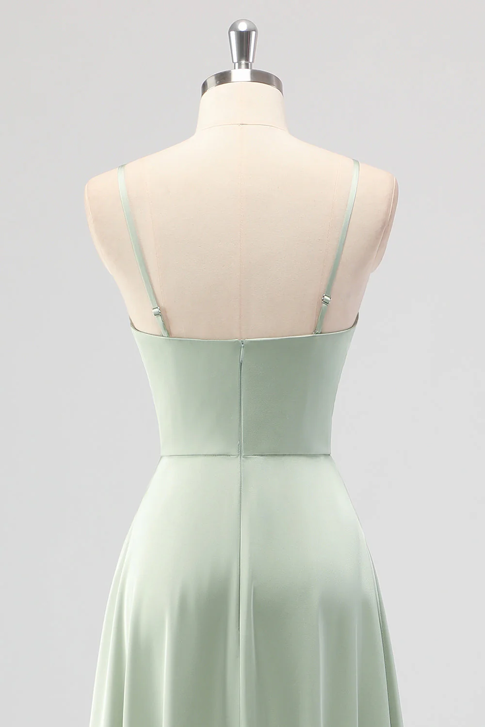 Robe longue de demoiselle d’honneur en satin trapèze à bretelles spaghetti vert sauge - Image 5
