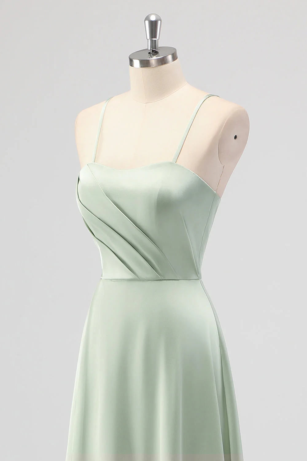 Robe longue de demoiselle d’honneur en satin trapèze à bretelles spaghetti vert sauge - Image 6
