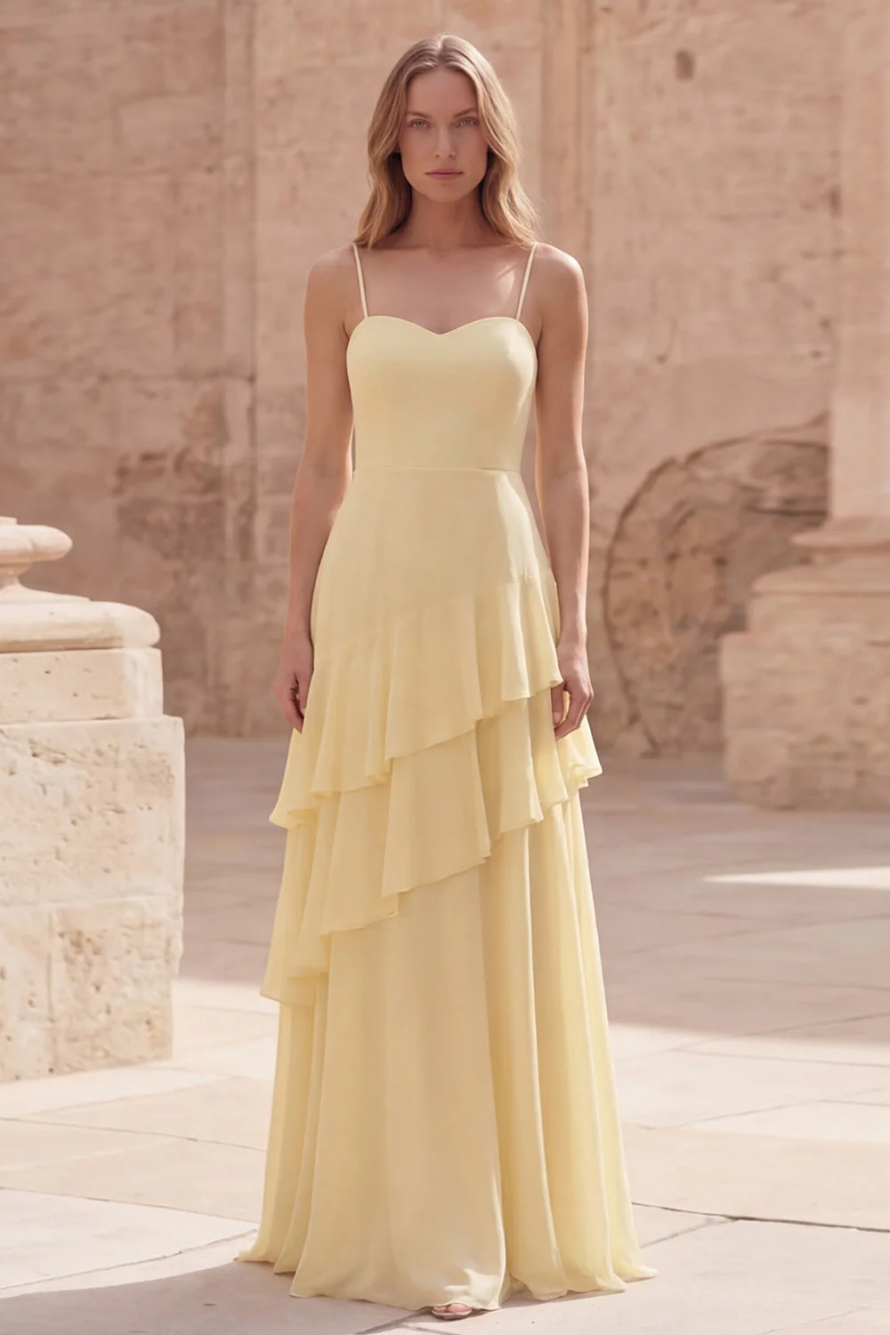 Robe longue de demoiselle d’honneur jaune à bretelles fines avec volants