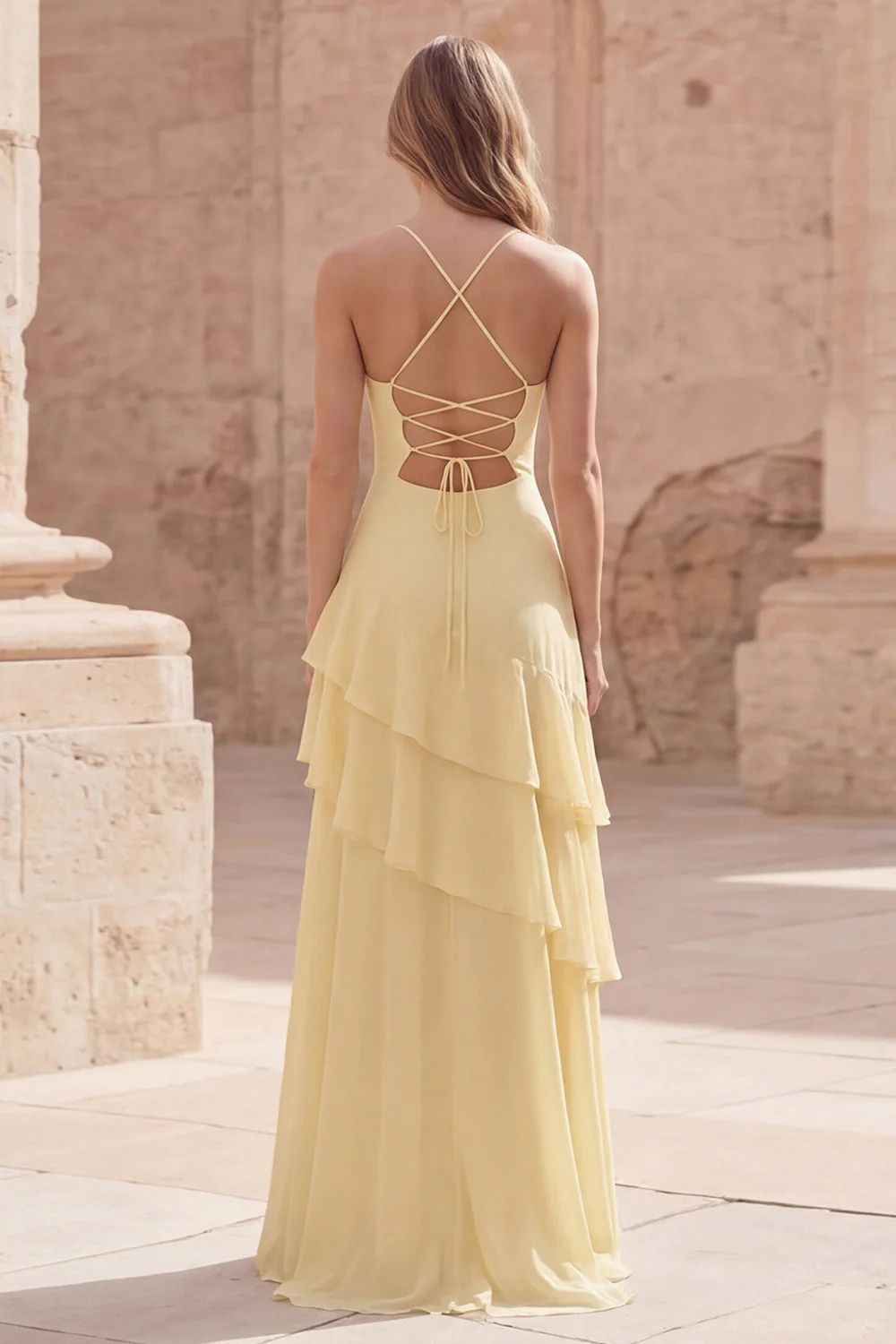 Robe longue de demoiselle d’honneur jaune à bretelles fines avec volants - Image 2