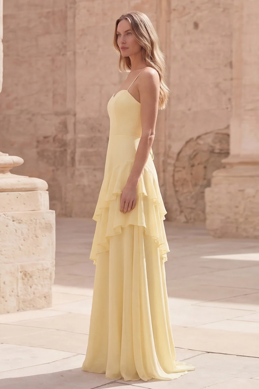Robe longue de demoiselle d’honneur jaune à bretelles fines avec volants - Image 3