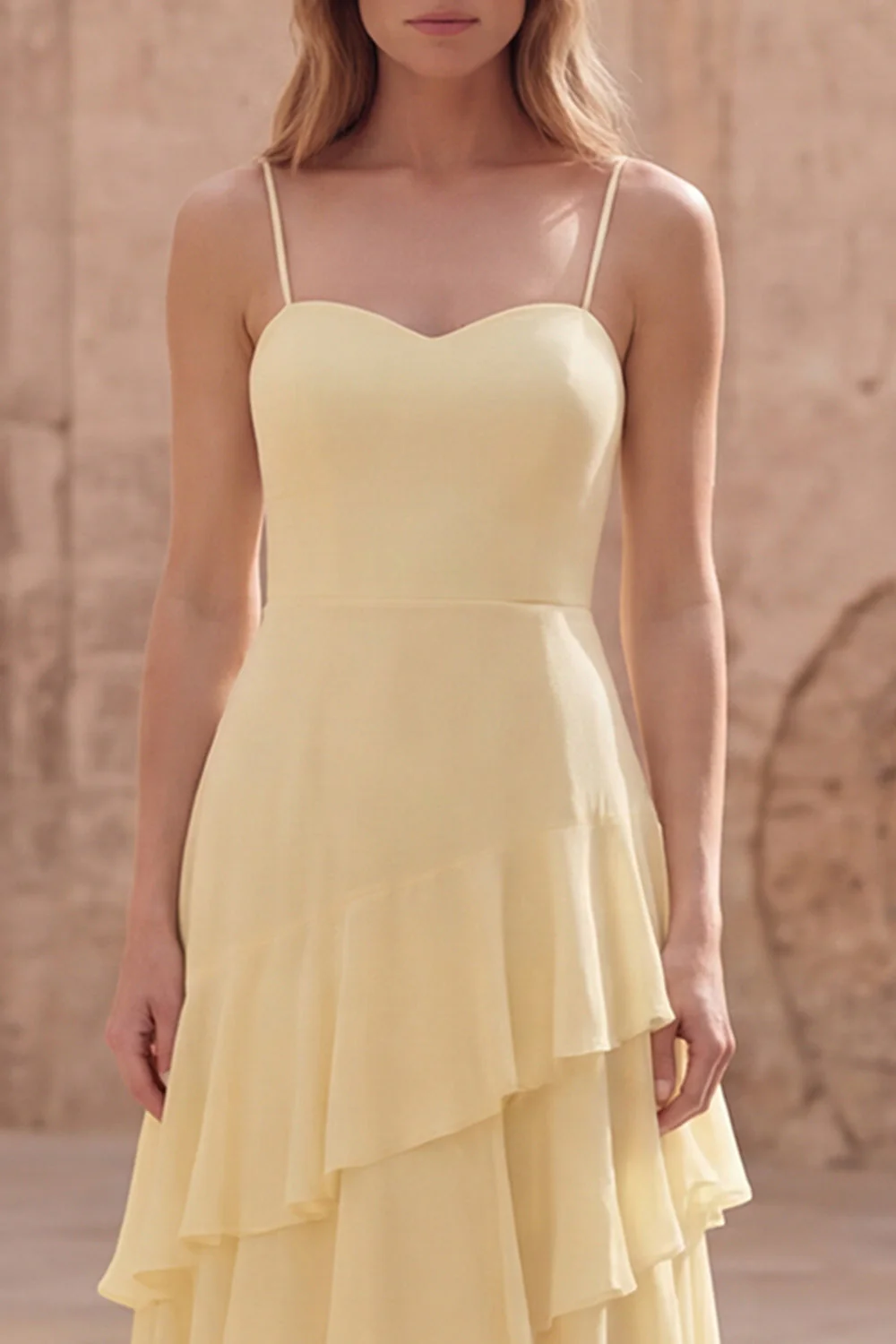 Robe longue de demoiselle d’honneur jaune à bretelles fines avec volants - Image 4