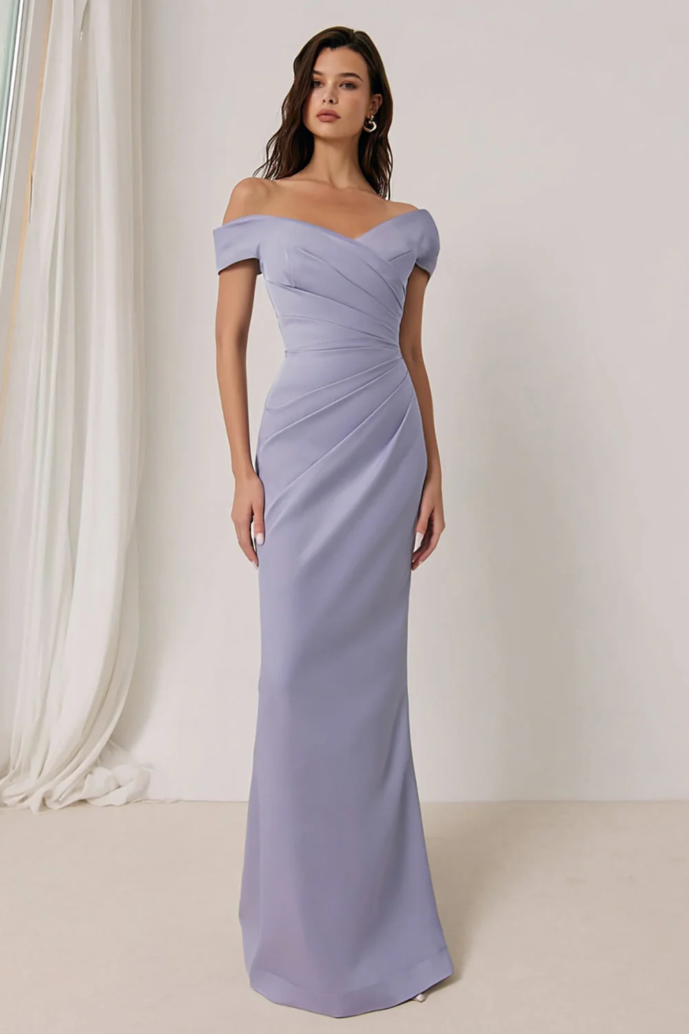 robe longue de demoiselle d’honneur lilas dénudée sur les épaules dénudées, froissée