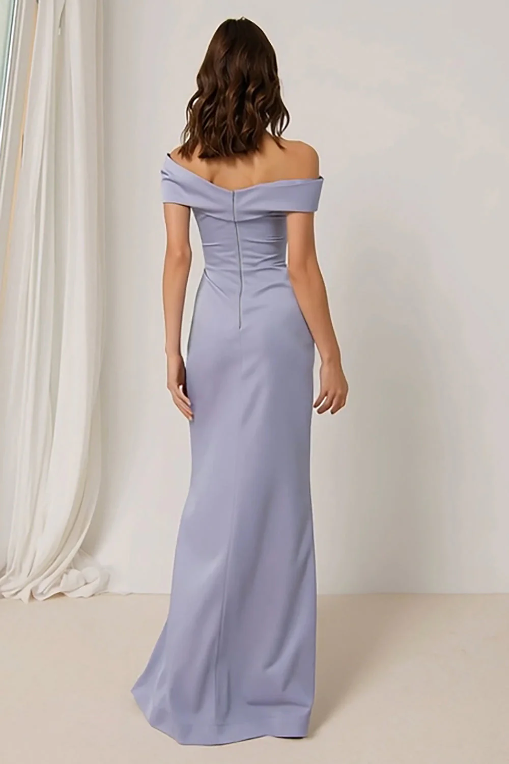 robe longue de demoiselle d’honneur lilas dénudée sur les épaules dénudées, froissée - Image 2
