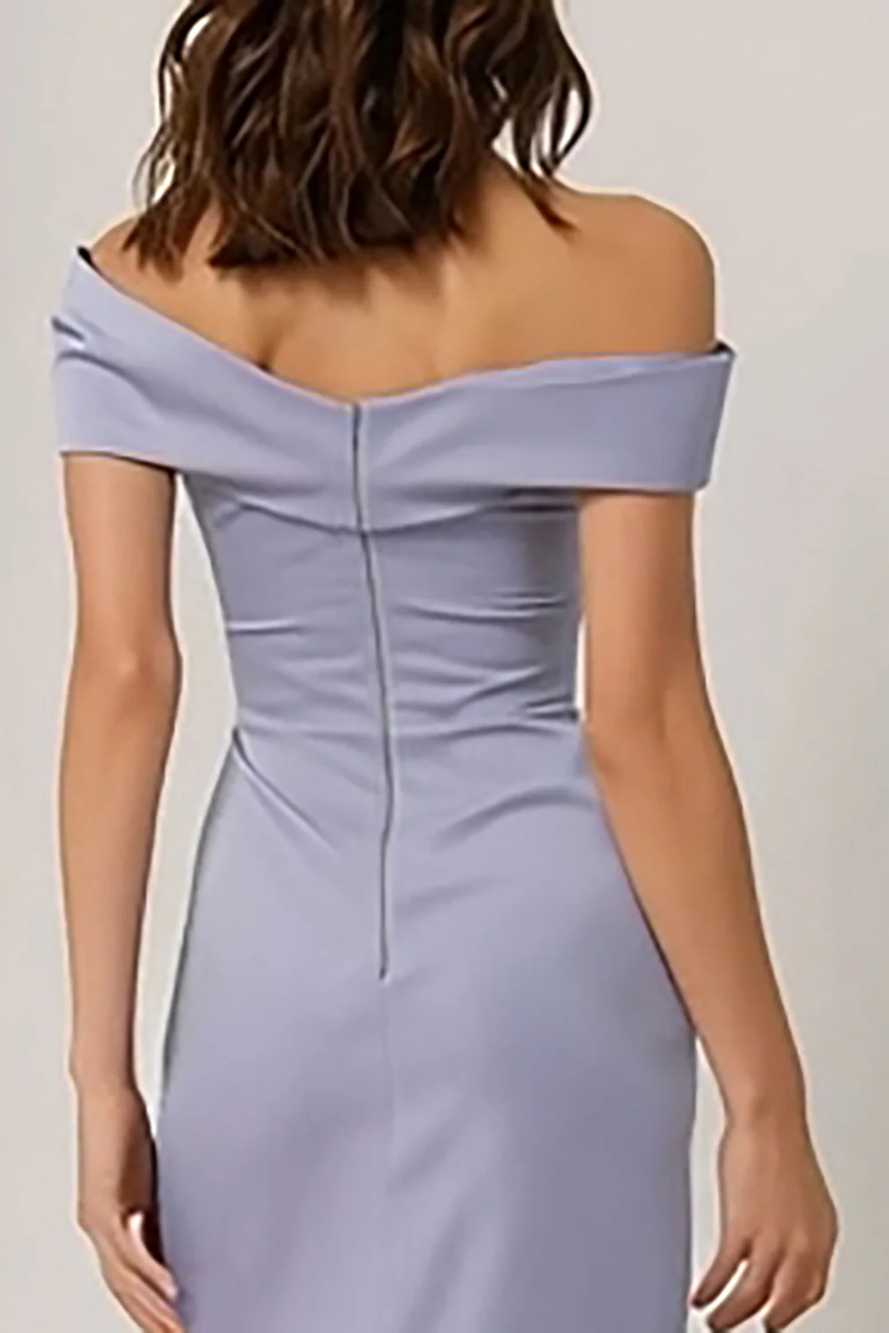 robe longue de demoiselle d’honneur lilas dénudée sur les épaules dénudées, froissée - Image 4