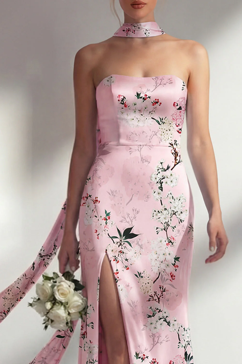 Robe longue de demoiselle d’honneur rose sirène, sans bretelles à motifs floraux, avec fente - Image 3