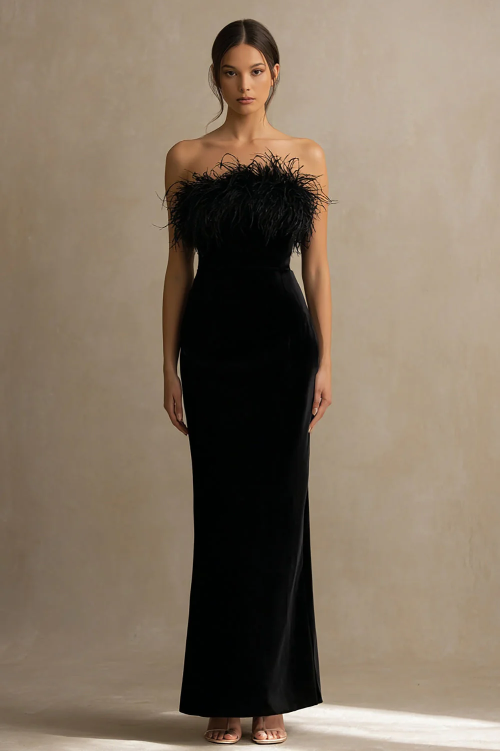 Robe longue de fête de fête en velours noir bustier bustless avec plumes