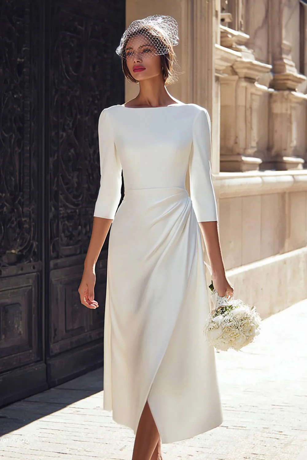 Robe de fiançailles longue ivoire en satin gainé à manches courtes