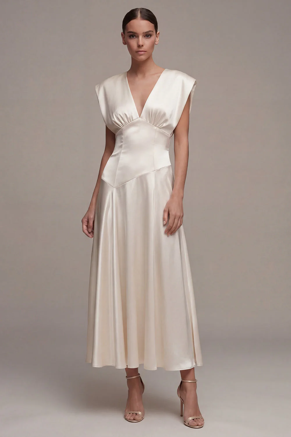Robe longue de fiançailles ivoire en satin à col en V et froncée
