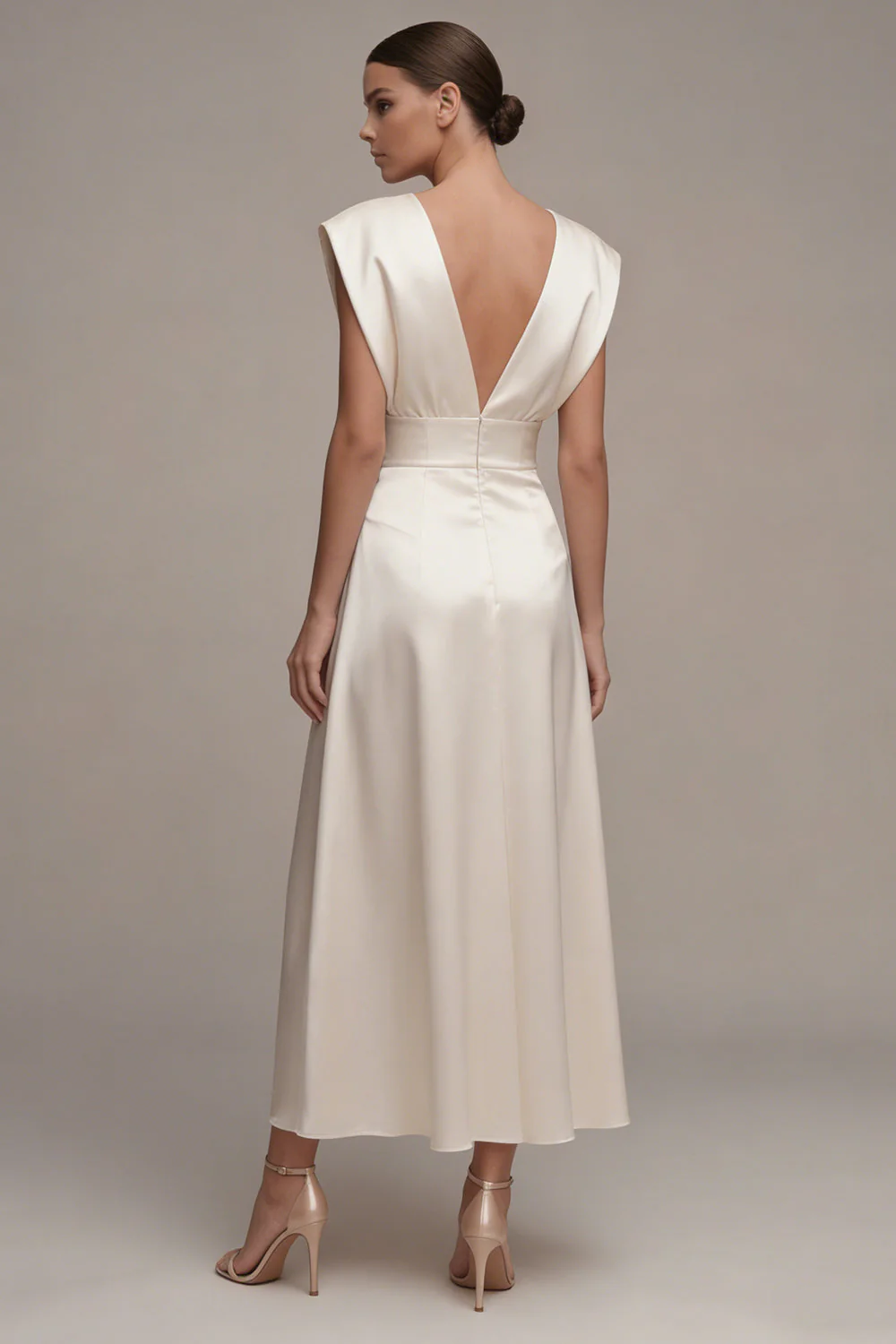 Robe longue de fiançailles ivoire en satin à col en V et froncée - Image 2