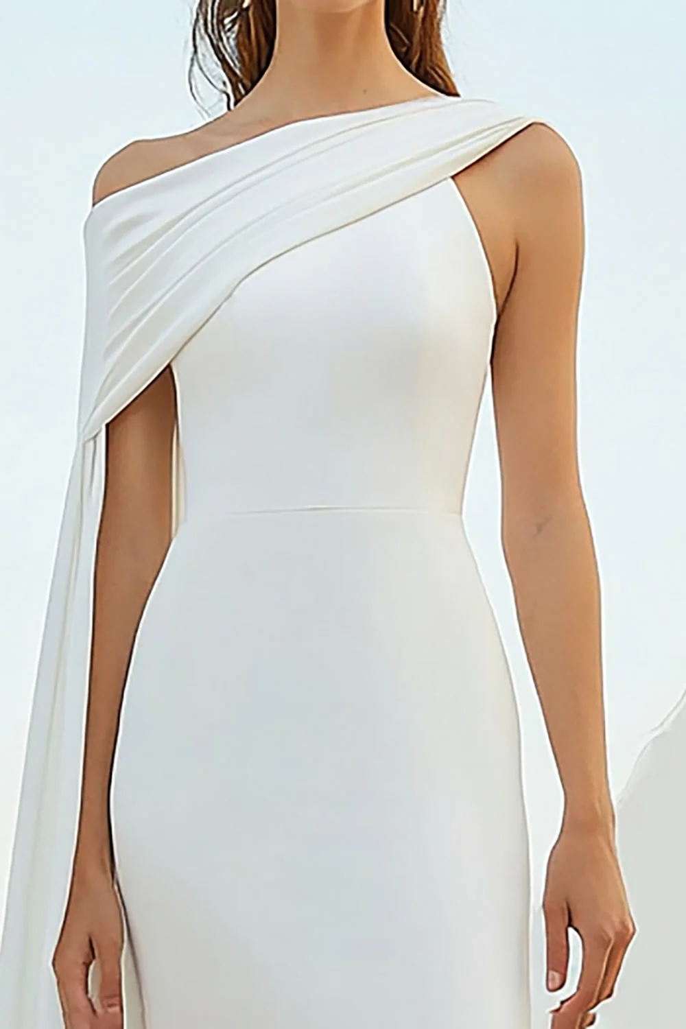 Robe fourreau blanche longue à une épaule avec cape - Image 2