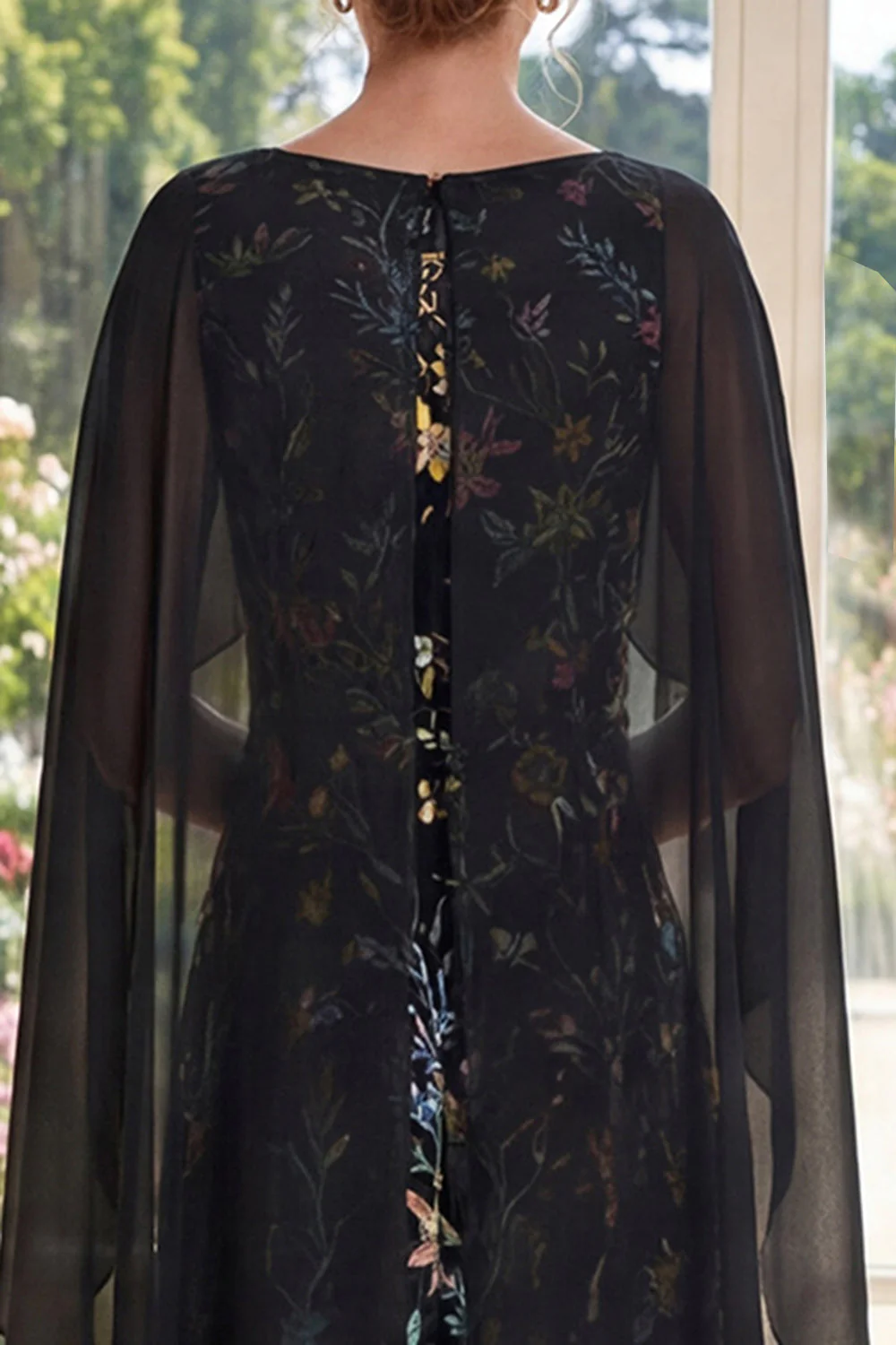 Robe longue de la mère de la mariée brodée en tulle noir à ligne A avec une cape - Image 4