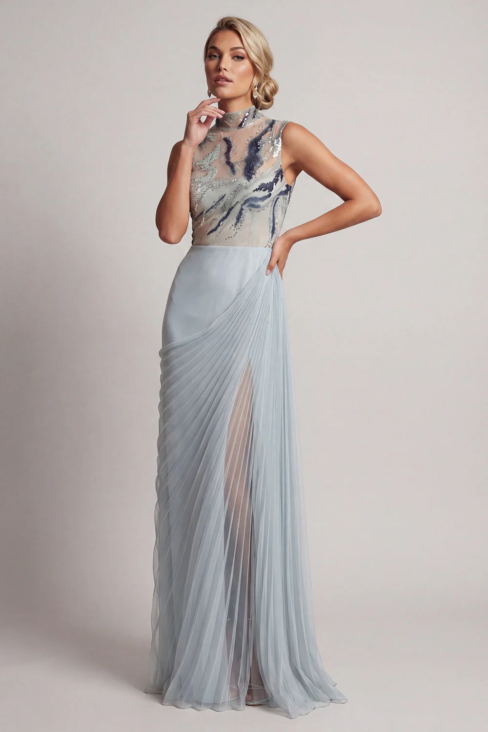 Robe longue de la mère de la mariée en chiffon bleu poussiéreux à col montant et plissé - Image 3