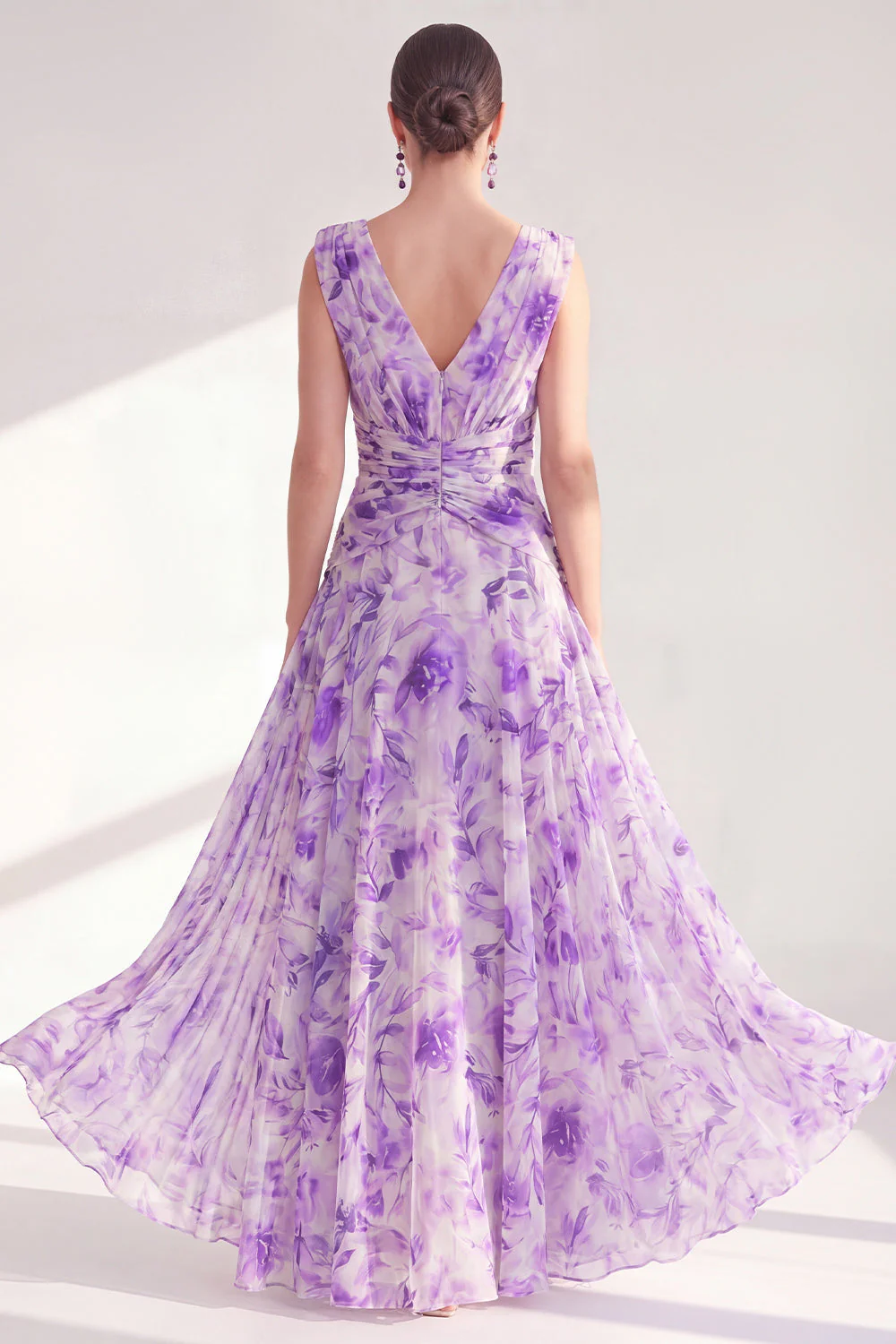 Robe longue de la mère de la mariée en chiffon violet à col en V et à col en V - Image 2