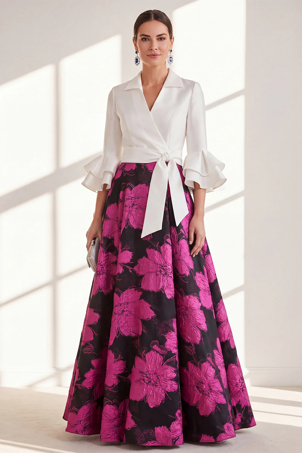 Robe longue de la mère de la mariée en fleur fuchsia fûre fuchsia à col en V et volants