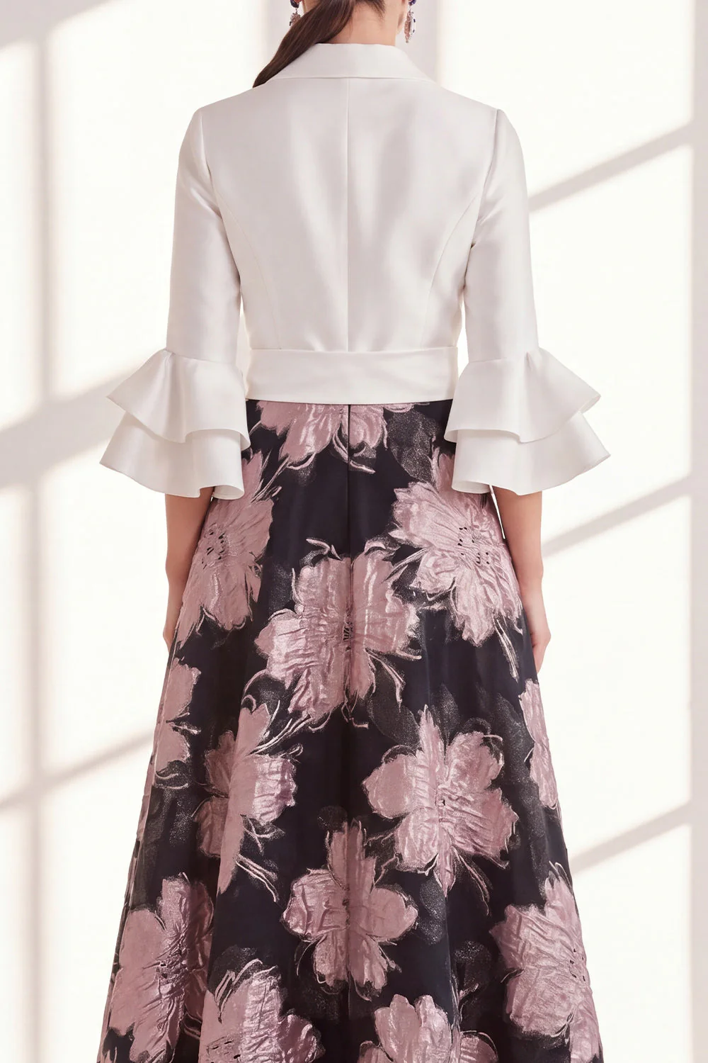Robe longue de la mère de la mariée en fleur fuchsia fûre fuchsia à col en V et volants - Image 8