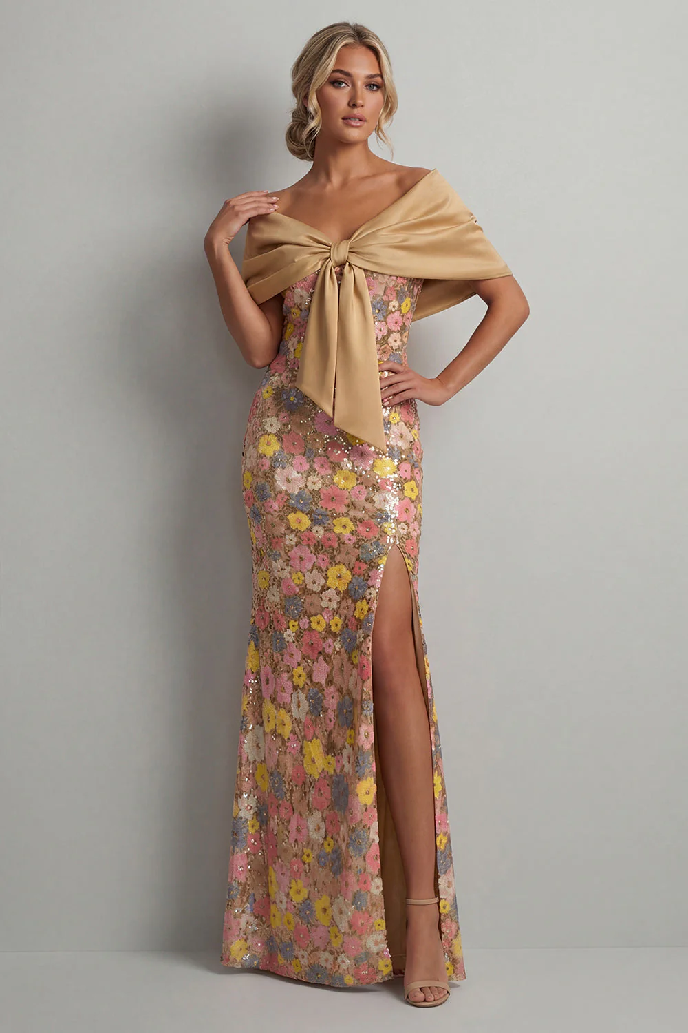 Robe longue de la mère de la mariée en forme de sirène fleurie jaune scintillante avec fente - Image 3